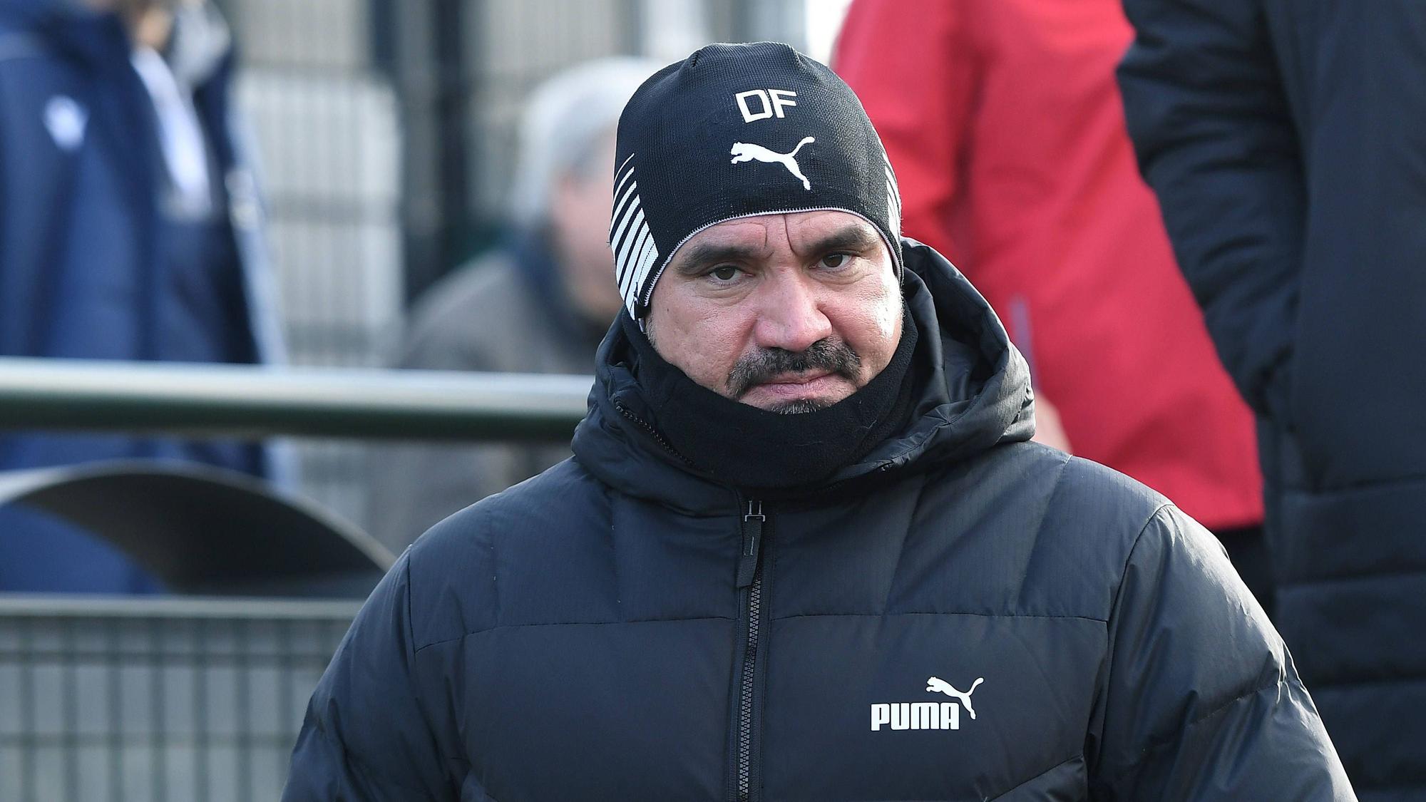 Daniel Farke steht in schwarzer Winterkleidung am Spielfeldrand des Fohlenplatzes im Borussia-Park und bereitet sich auf das Testspiel von Borussia Mönchengladbach gegen Arminia Bielefeld am 11. Januar 2023 vor.