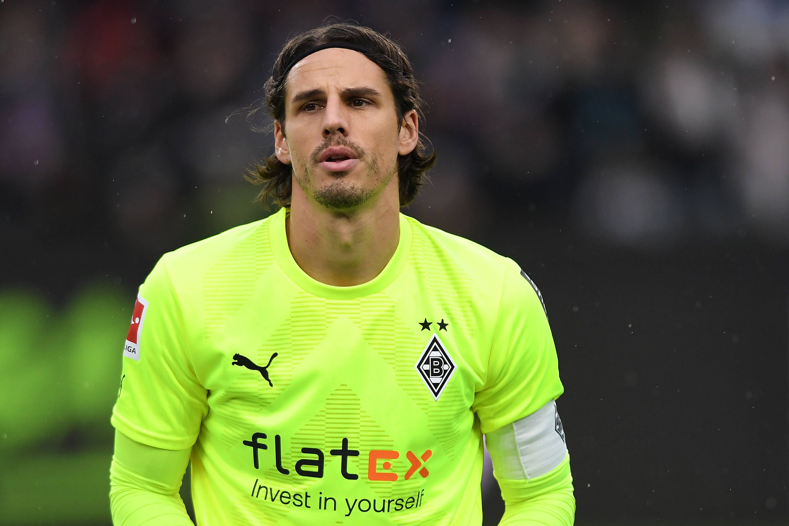 Yann Sommer, Keeper von Borussia Mönchengladbach, am 14. Januar 2023 beim Testspiel gegen den FC St. Pauli mit sehnsüchtigem Blick im knallgelben Torwarttrikot.