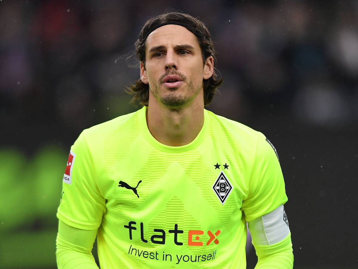 Yann Sommer, Keeper von Borussia Mönchengladbach, am 14. Januar 2023 beim Testspiel gegen den FC St. Pauli mit sehnsüchtigem Blick im knallgelben Torwarttrikot.