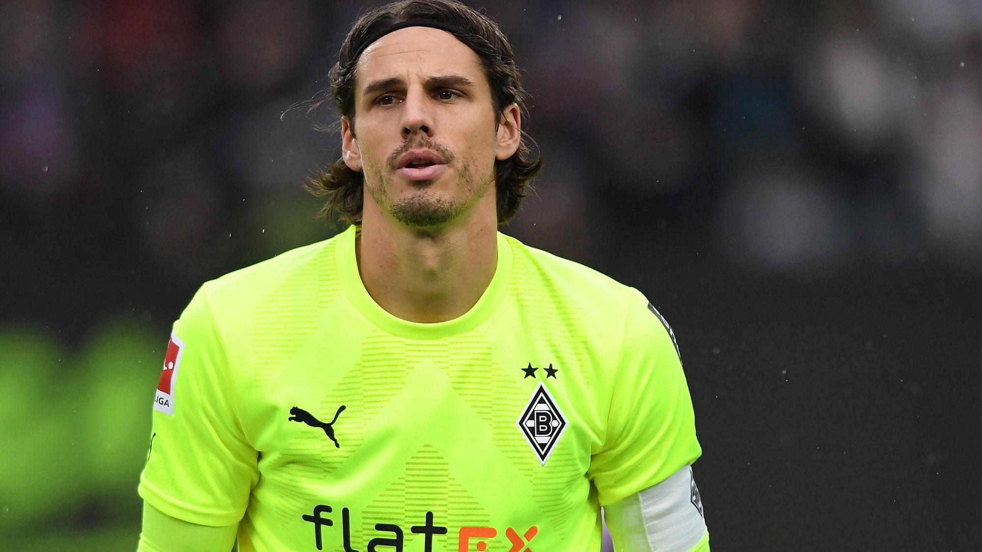 Yann Sommer, Keeper von Borussia Mönchengladbach, am 14. Januar 2023 beim Testspiel gegen den FC St. Pauli mit sehnsüchtigem Blick im knallgelben Torwarttrikot.
