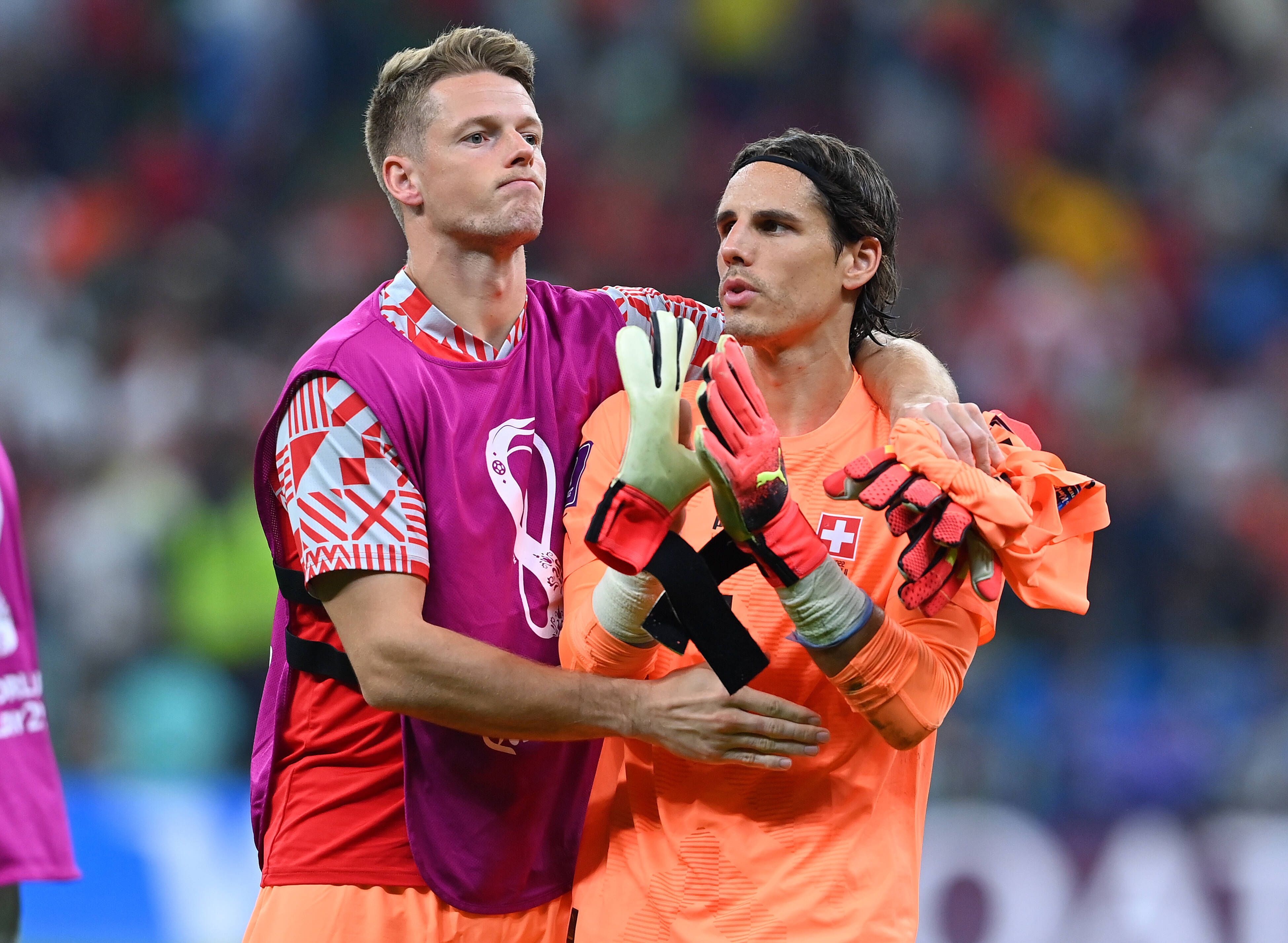 Die beiden Schweizer Nationaltorhüter Jonas Omlin (l.) und Yann Sommer (r.), hier zu sehen am 6. Dezember 2022 während der Fußball-Weltmeisterschaft in Katar. Omlin umarmt einen enttäuschten Sommer nach dem WM-Aus gegen Portugal.