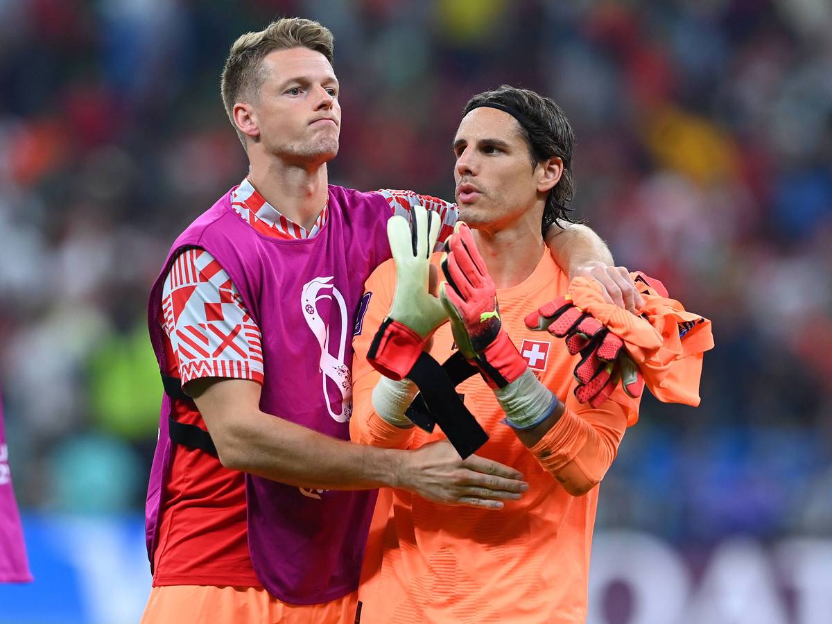 Die beiden Schweizer Nationaltorhüter Jonas Omlin (l.) und Yann Sommer (r.), hier zu sehen am 6. Dezember 2022 während der Fußball-Weltmeisterschaft in Katar. Omlin umarmt einen enttäuschten Sommer nach dem WM-Aus gegen Portugal.