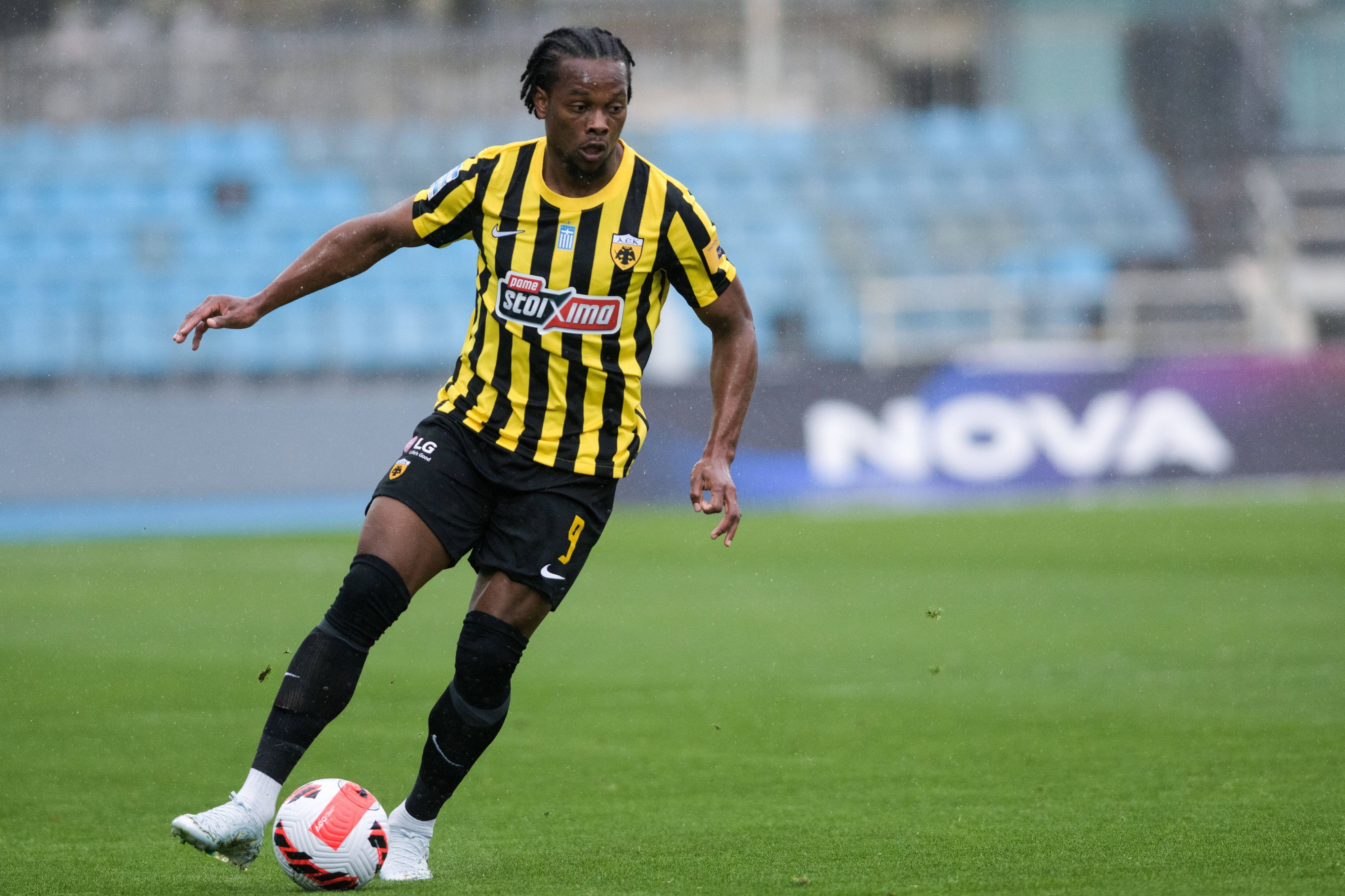 Levi Garcia steht seit 2020 bei AEK Athen unter Vertrag. Das Foto zeigt ihn am 18. April 2022 im Spiel gegen PAS Giannina. Er trägt ein gelb-schwarzes Trikot und hat den Ball am Fuß.