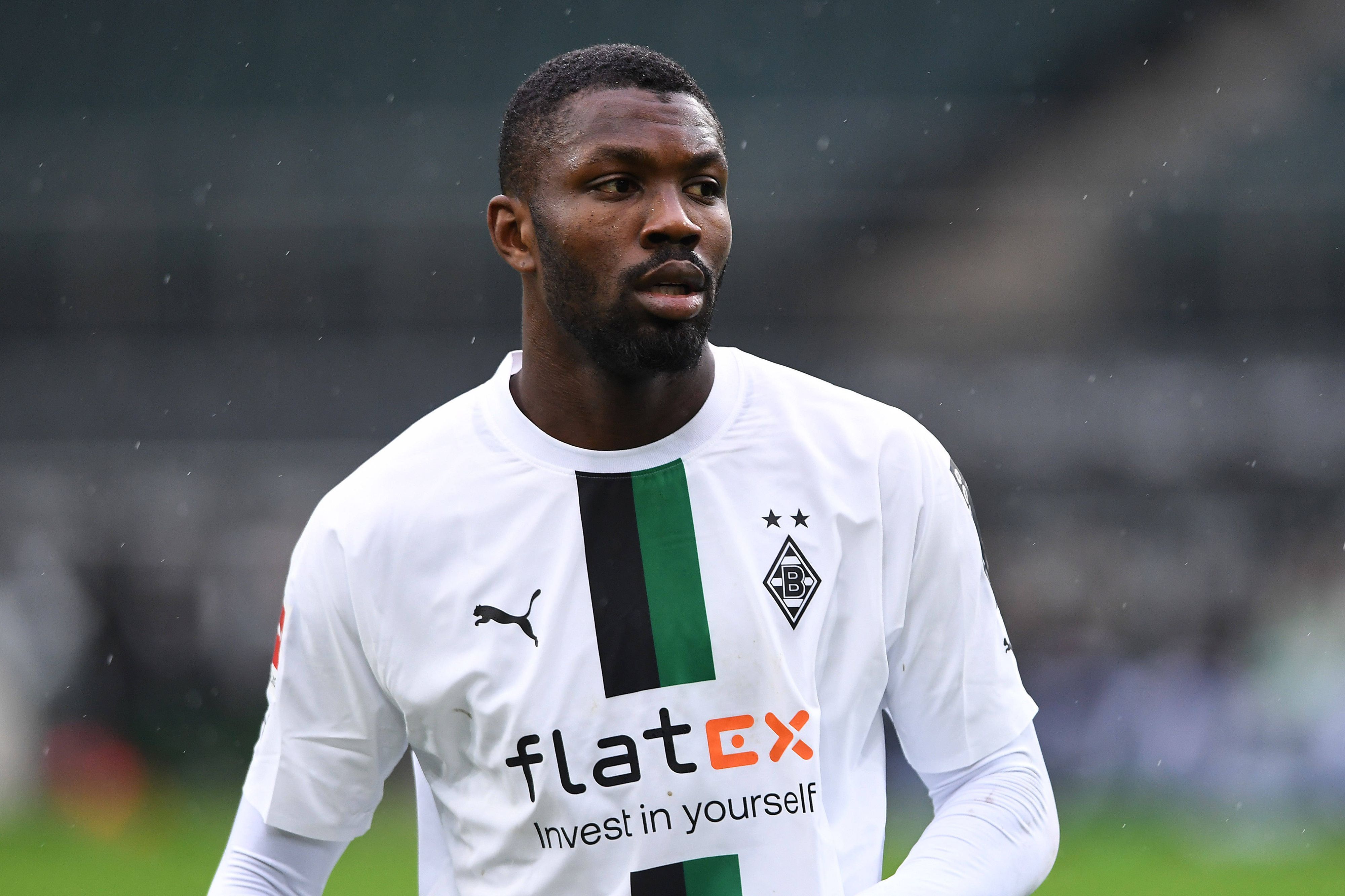 Gladbach-Stürmer Marcus Thuram ist verletzt. Der Bundesliga-Einsatz des Vizeweltmeisters aus Frankreich am Sonntag (20. Januar 2022) ist fraglich. Auf diesem Bild ist Thuram am 14. Januar im Borussia-Park zu sehen. Thuram schaut nach vorne und hat das Spielgeschehen im Blick.