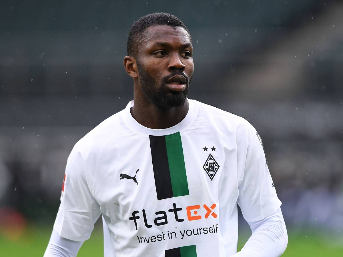 Gladbach-Stürmer Marcus Thuram ist verletzt. Der Bundesliga-Einsatz des Vizeweltmeisters aus Frankreich am Sonntag (20. Januar 2022) ist fraglich. Auf diesem Bild ist Thuram am 14. Januar im Borussia-Park zu sehen. Thuram schaut nach vorne und hat das Spielgeschehen im Blick.