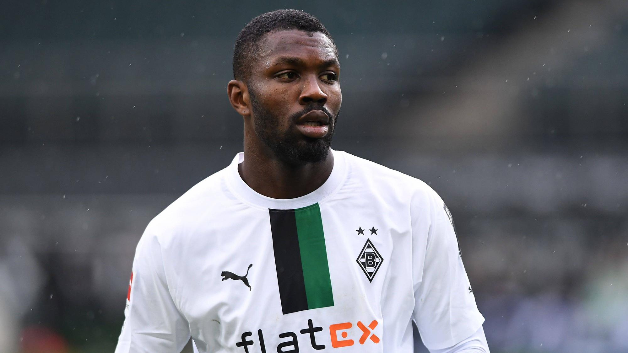 Gladbach-Stürmer Marcus Thuram ist verletzt. Der Bundesliga-Einsatz des Vizeweltmeisters aus Frankreich am Sonntag (20. Januar 2022) ist fraglich. Auf diesem Bild ist Thuram am 14. Januar im Borussia-Park zu sehen. Thuram schaut nach vorne und hat das Spielgeschehen im Blick.