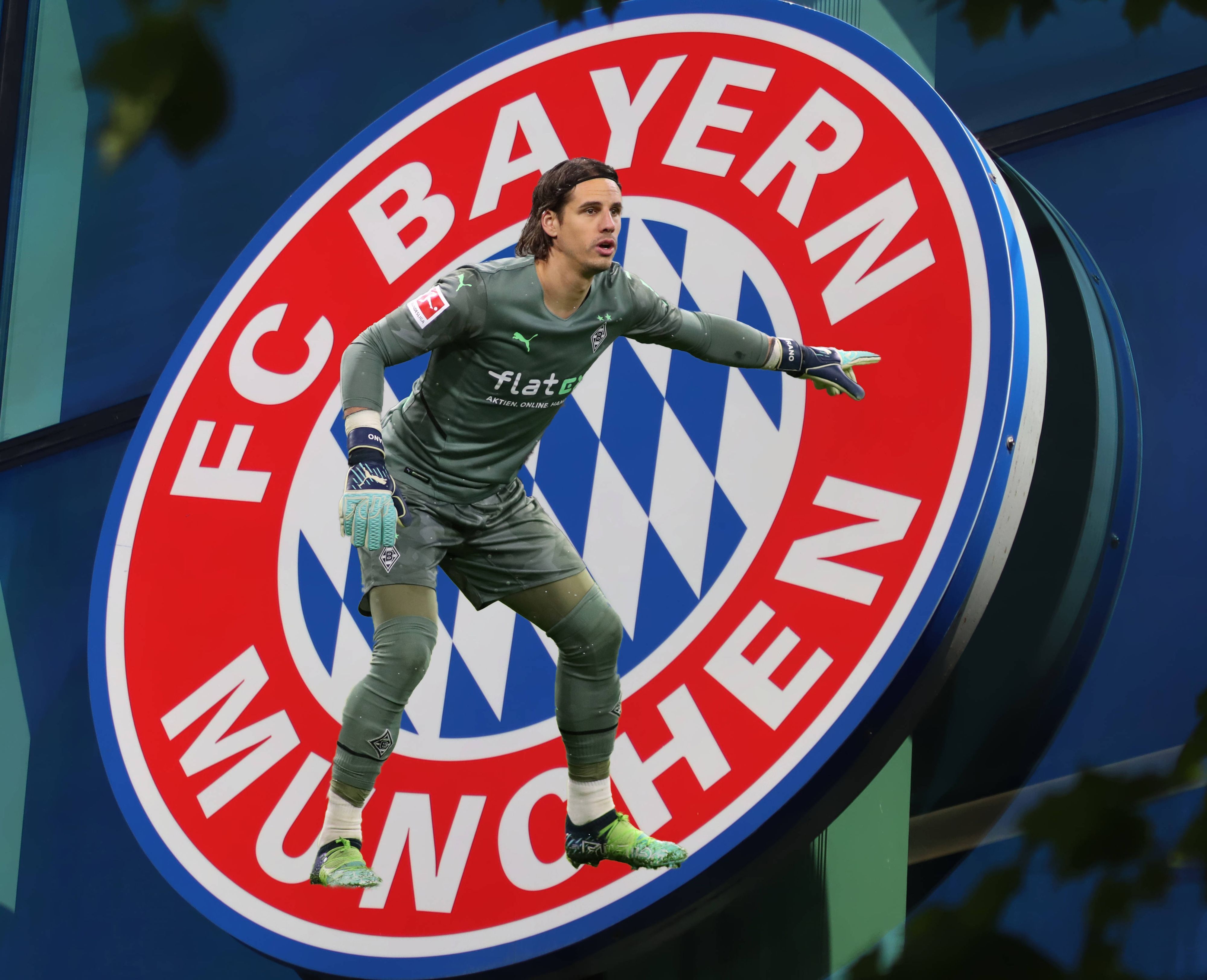 Die Fotomontage vom 18. Januar 2023 zeigt es an: Yann Sommer wechselt von Borussia Mönchengladbach zu Rekordmeister Bayern München. Der Transfer-Deal zwischen den beiden Traditionsklubs ist perfekt und soll alsbald offiziell verkündet werden. Zu sehen ist im Vordergrund Yann Sommer, dahinter ein riesiges Bayern-Logo.