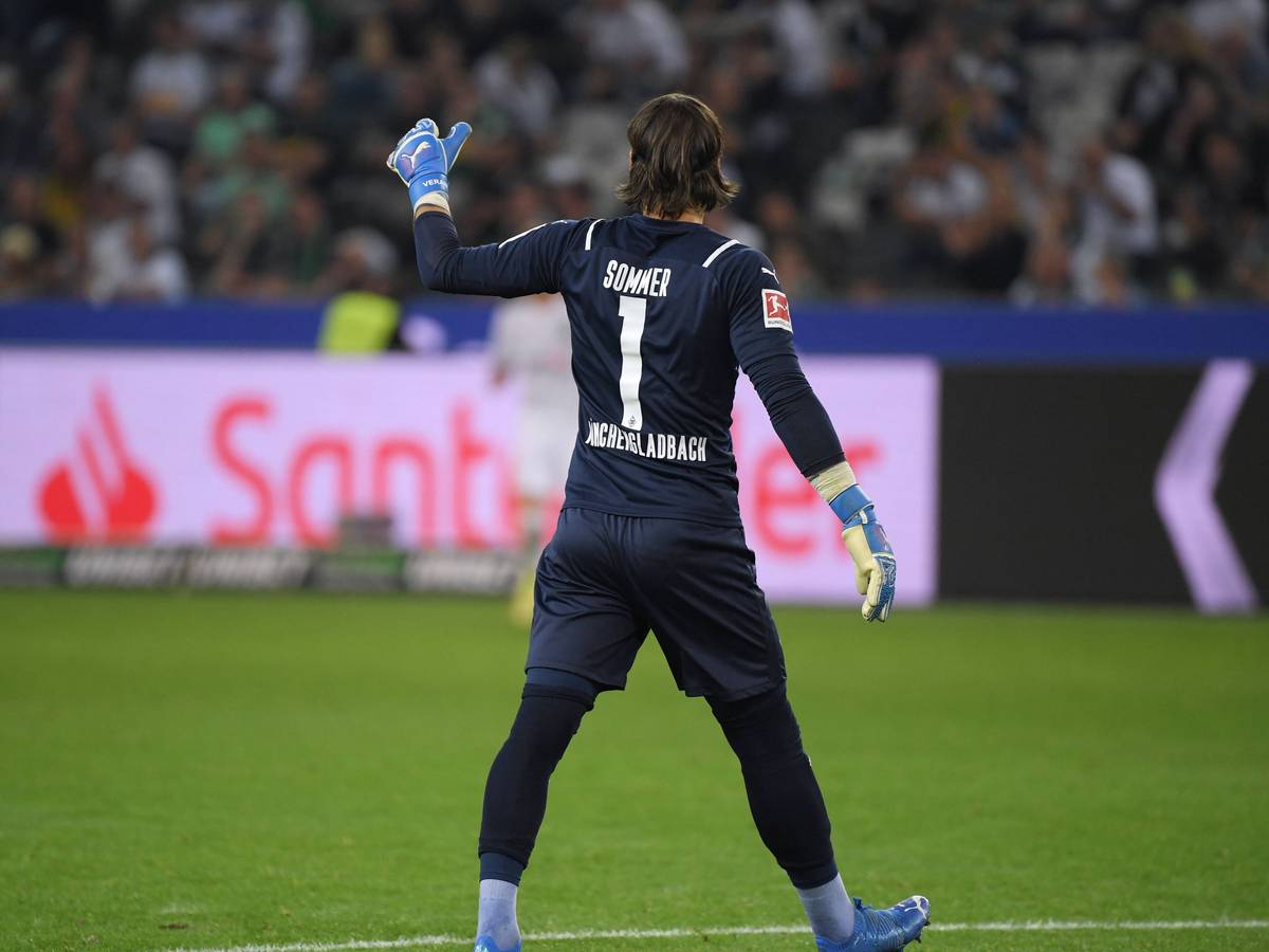 Blick auf Yann Sommer im Trikot von Borussia Mönchengladbach von hinten, der Torhüter trägt ein dunkelblaues Trikot und die Rückennummer 1.