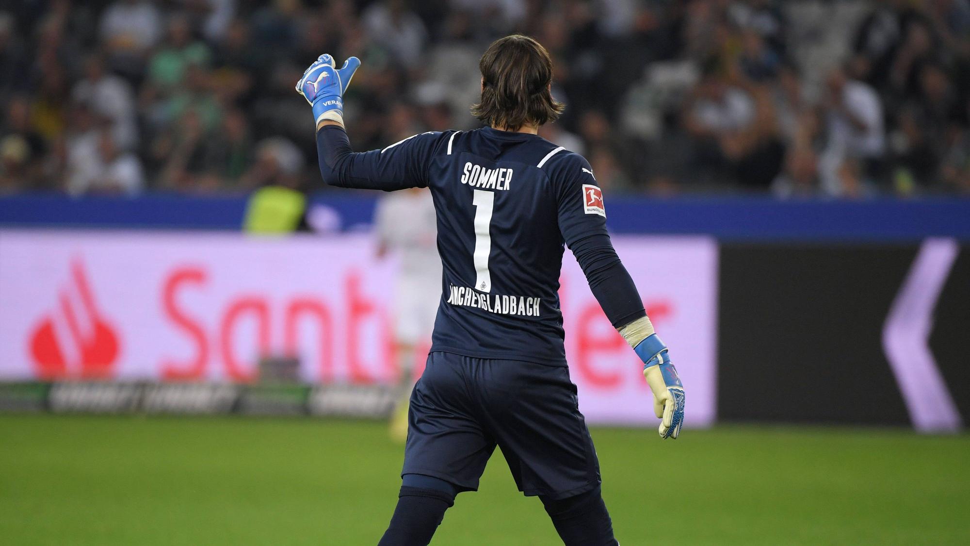 Blick auf Yann Sommer im Trikot von Borussia Mönchengladbach von hinten, der Torhüter trägt ein dunkelblaues Trikot und die Rückennummer 1.