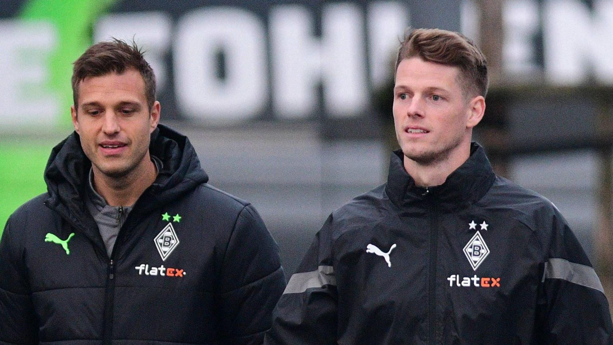 Jonas Omlin (r.) ist neuer Torwart von Fußball-Bundesligist Borussia Mönchengladbach. Der Schweizer Nationalspieler ist hier gemeinsam mit Torwarttrainer Fabian Otte (l.) bei seiner Premiere (19. Januar 2023) im Borussia-Park zu sehen. Otte und Omlin gehen gemeinsam zum Trainingsgelände.