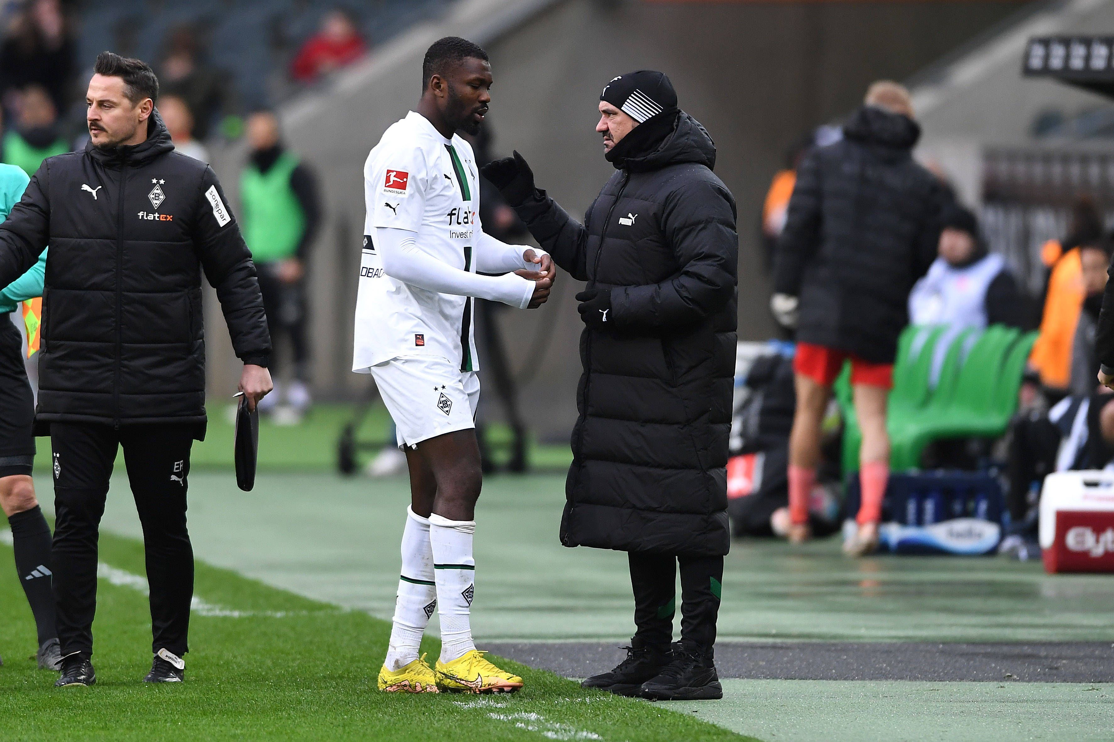 Daniel Farke (r.) sucht den Austausch mit Stürmer Marcus Thuram (l.) beim Testspiel von Borussia Mönchengladbach gegen den FC St. Pauli. Thuram musste wegen einer Verletzung ausgewechselt werden.