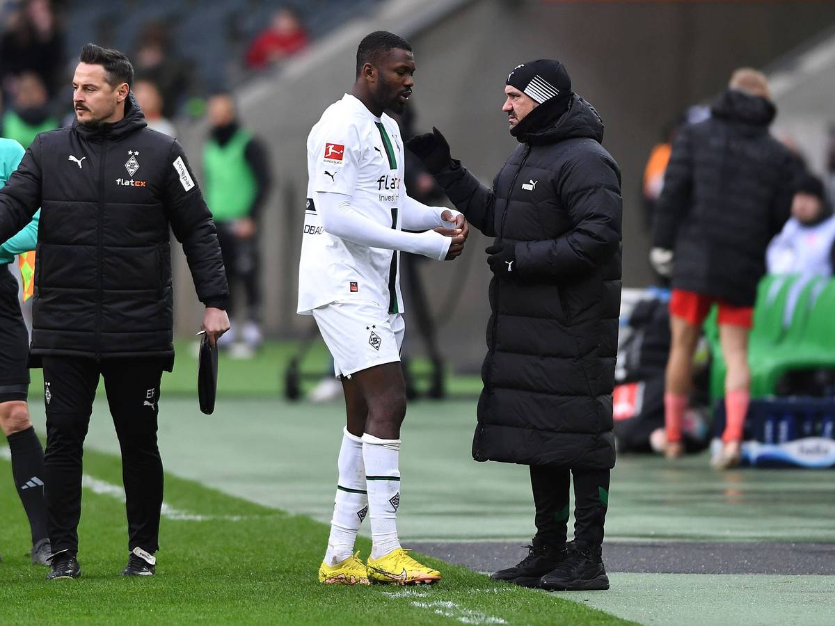 Daniel Farke (r.) sucht den Austausch mit Stürmer Marcus Thuram (l.) beim Testspiel von Borussia Mönchengladbach gegen den FC St. Pauli. Thuram musste wegen einer Verletzung ausgewechselt werden.