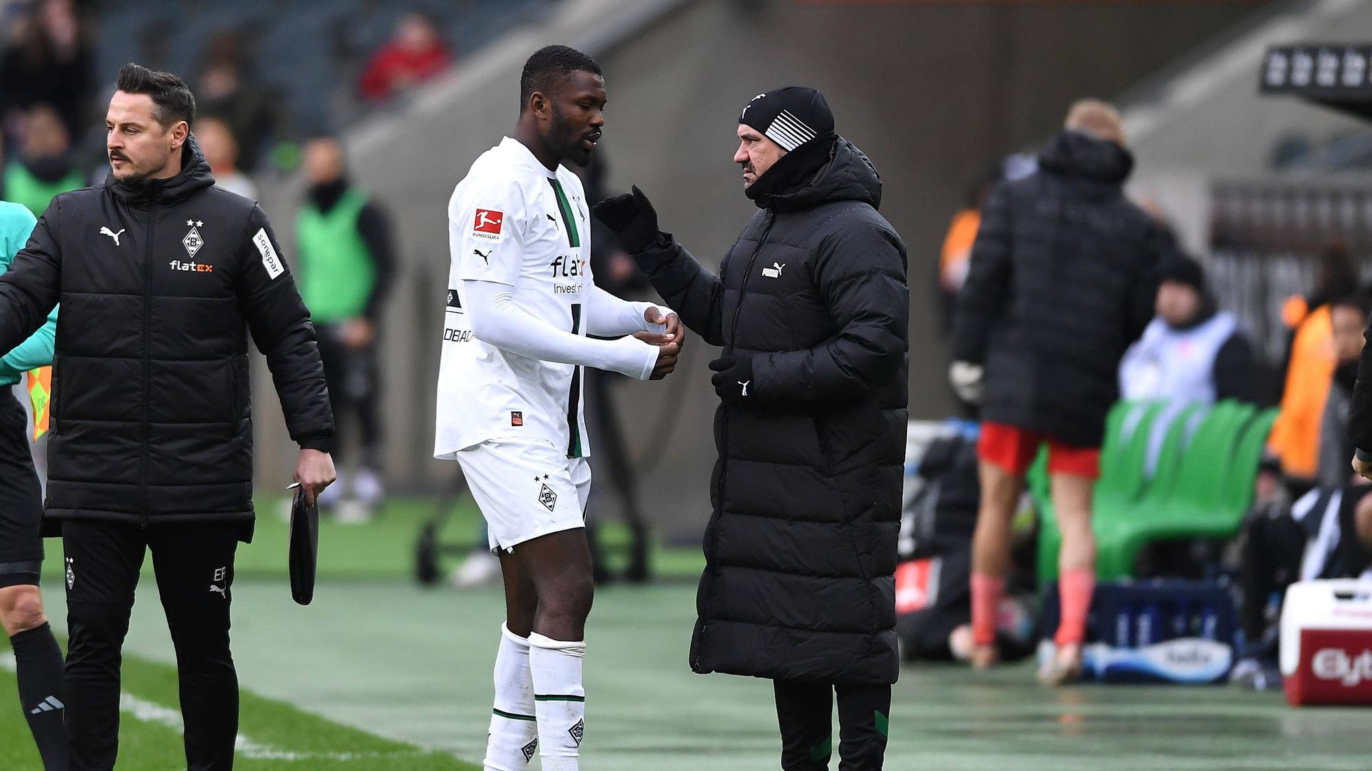Daniel Farke (r.) sucht den Austausch mit Stürmer Marcus Thuram (l.) beim Testspiel von Borussia Mönchengladbach gegen den FC St. Pauli. Thuram musste wegen einer Verletzung ausgewechselt werden.