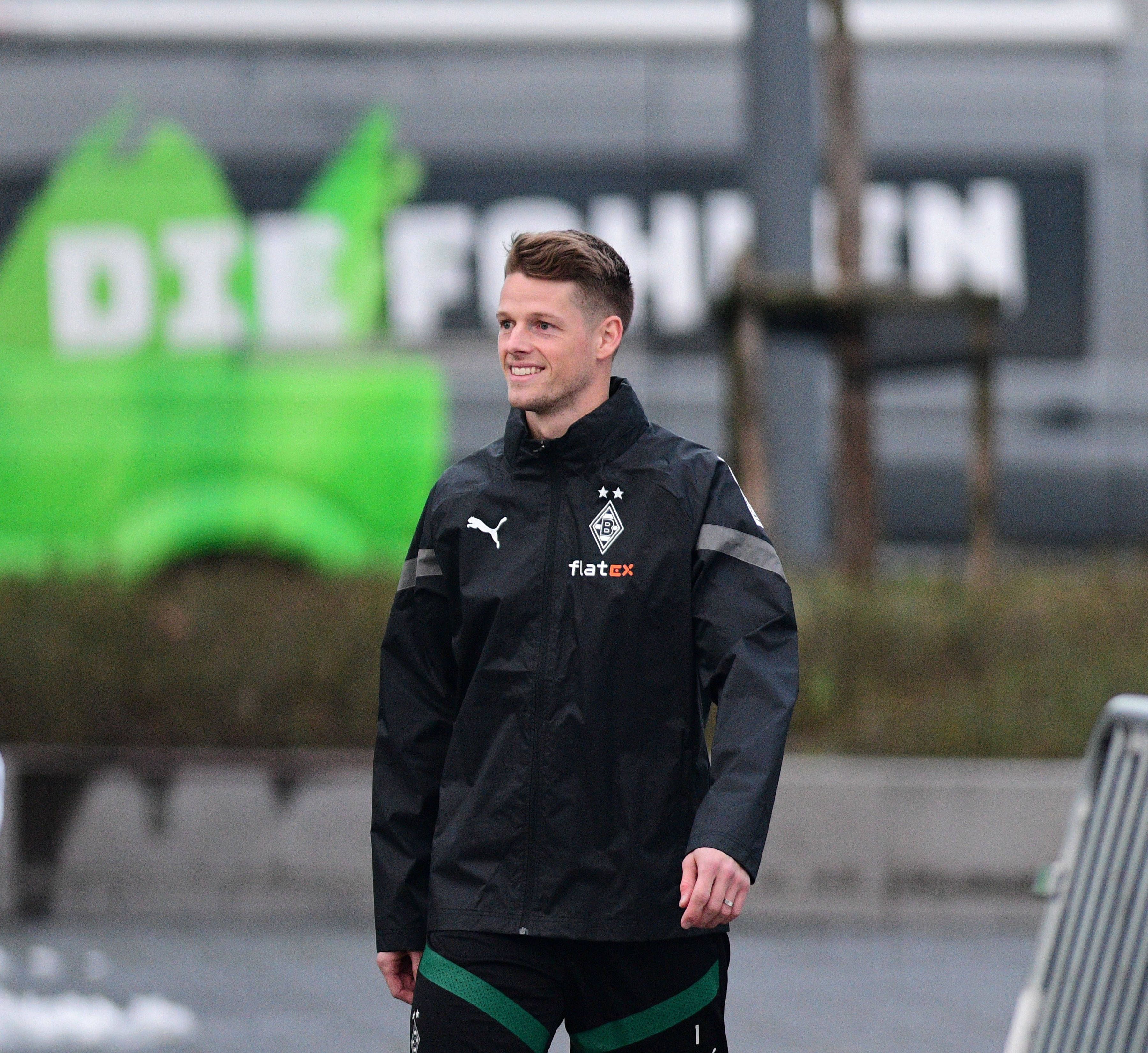Der neue Gladbach-Torwart Jonas Omlin, hier vor seiner ersten Trainingseinheit im Borussia-Park am 19. Januar 2023 zu sehen. Onlin lächelt, er trägt die Trainingsachen der Borussia.