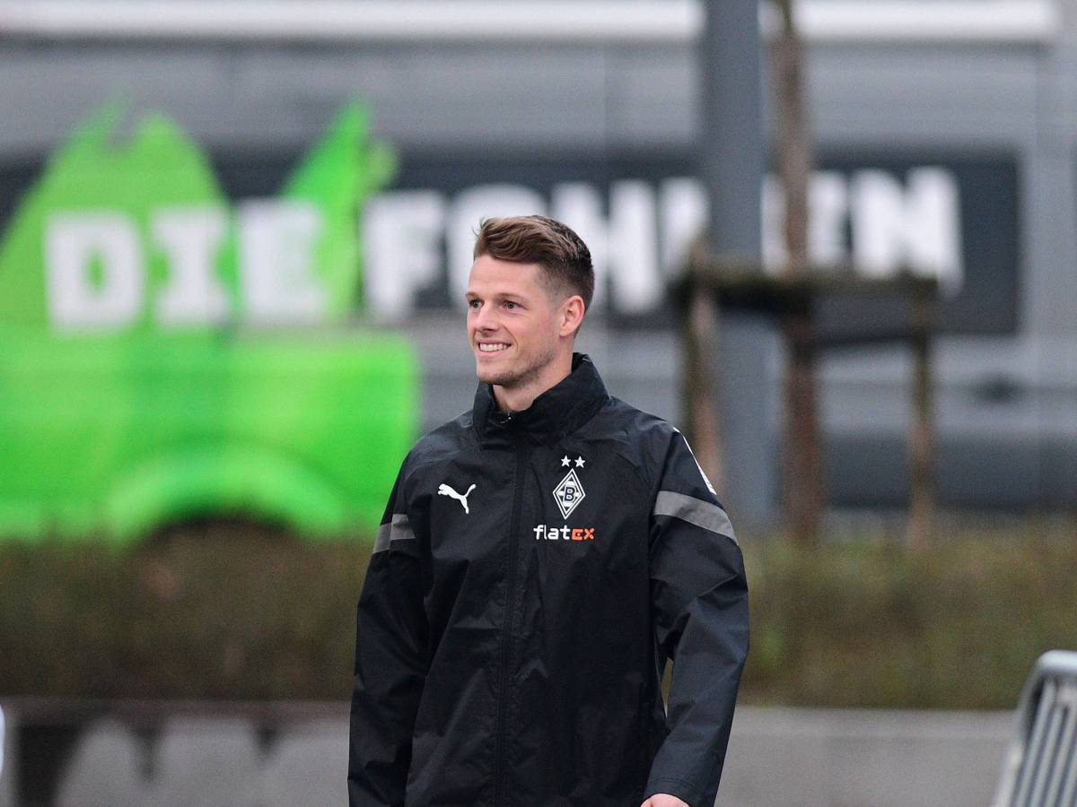 Der neue Gladbach-Torwart Jonas Omlin, hier vor seiner ersten Trainingseinheit im Borussia-Park am 19. Januar 2023 zu sehen. Onlin lächelt, er trägt die Trainingsachen der Borussia.