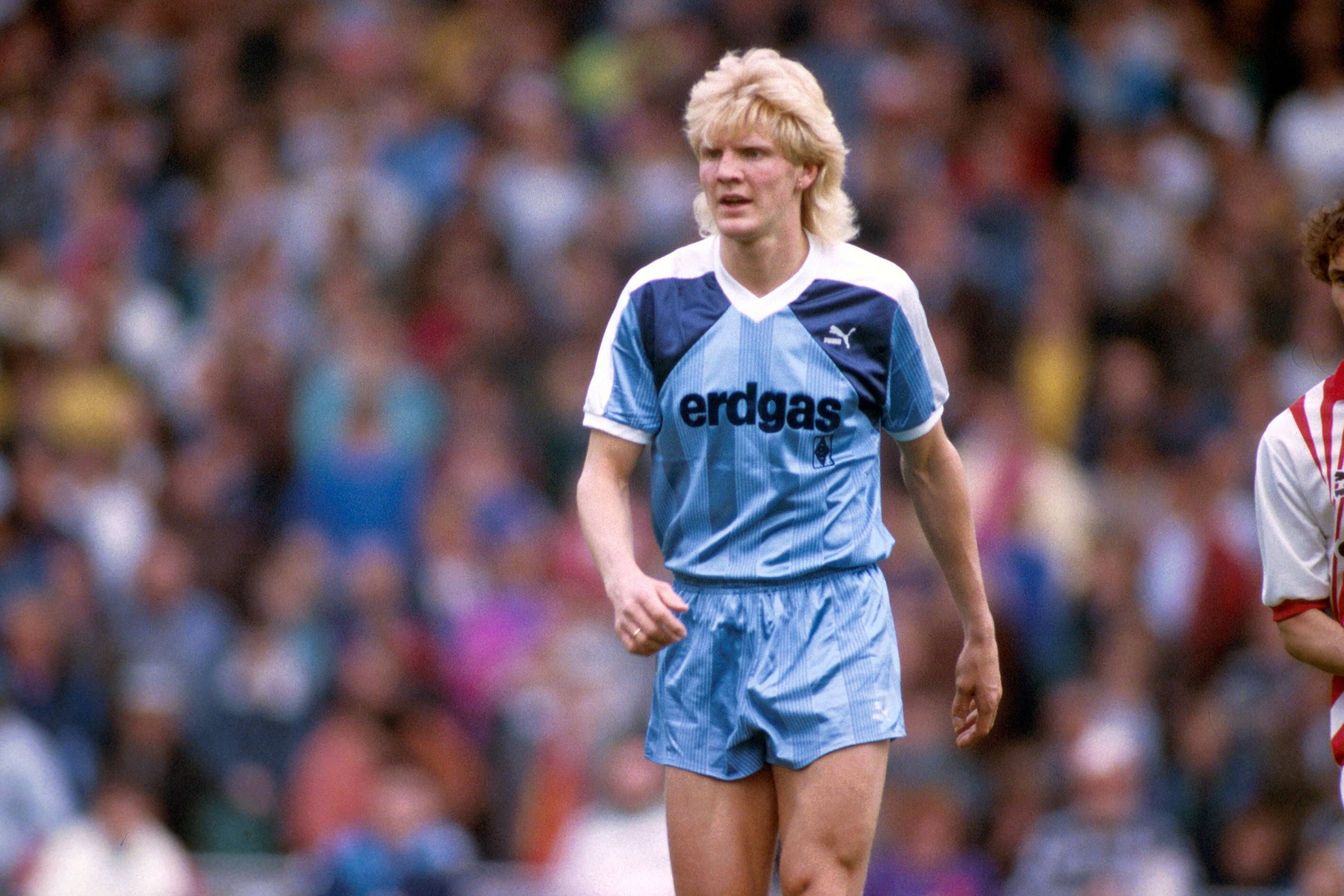 Stefan Effenberg trägt am 7. April 1990 ein blaues Auswärtstrikot von Borussia Mönchengladbach in einem Bundesliga-Spiel.