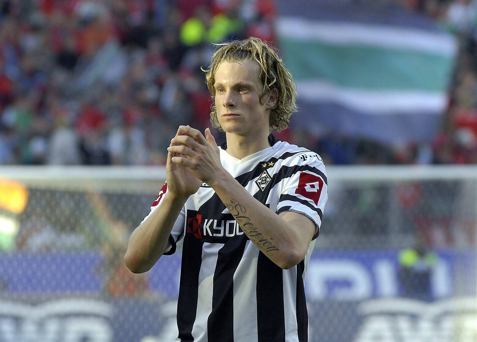 Marcell Jansen applaudiert den mitgereisten Fans von Borussia Mönchengladbach nach dem Auswärtsspiel von Borussia Mönchengladbach am 22. April 2007 bei Hannover 96. Jansen trägt das weiß-schwarze Gladbach-Heimtrikot.