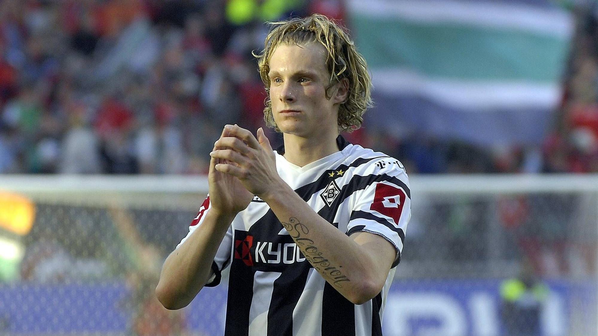 Marcell Jansen applaudiert den mitgereisten Fans von Borussia Mönchengladbach nach dem Auswärtsspiel von Borussia Mönchengladbach am 22. April 2007 bei Hannover 96. Jansen trägt das weiß-schwarze Gladbach-Heimtrikot.