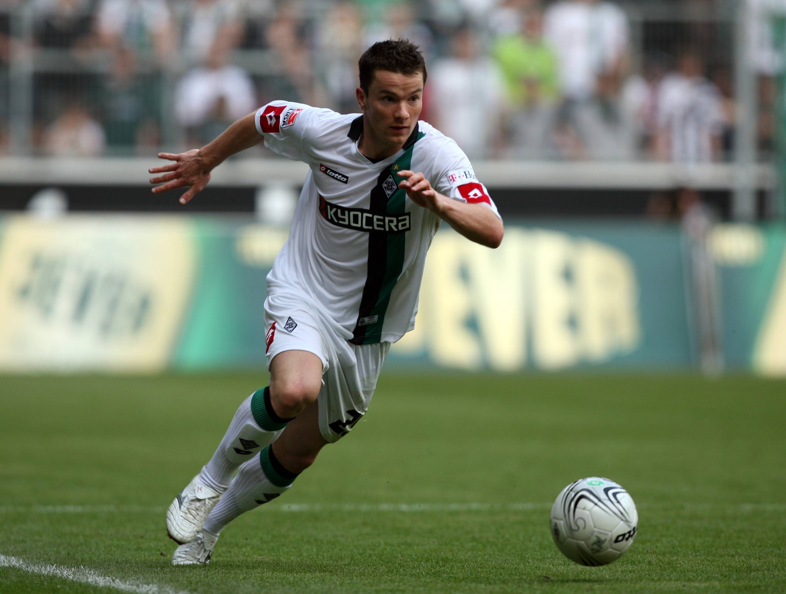 Alexander Baumjohann rennt am 26. April 2009 mit dem Ball über den Rasen im Borussia-Park. Baumjohann trägt das weiße Heimtrikot von Borussia Mönchengladbach.