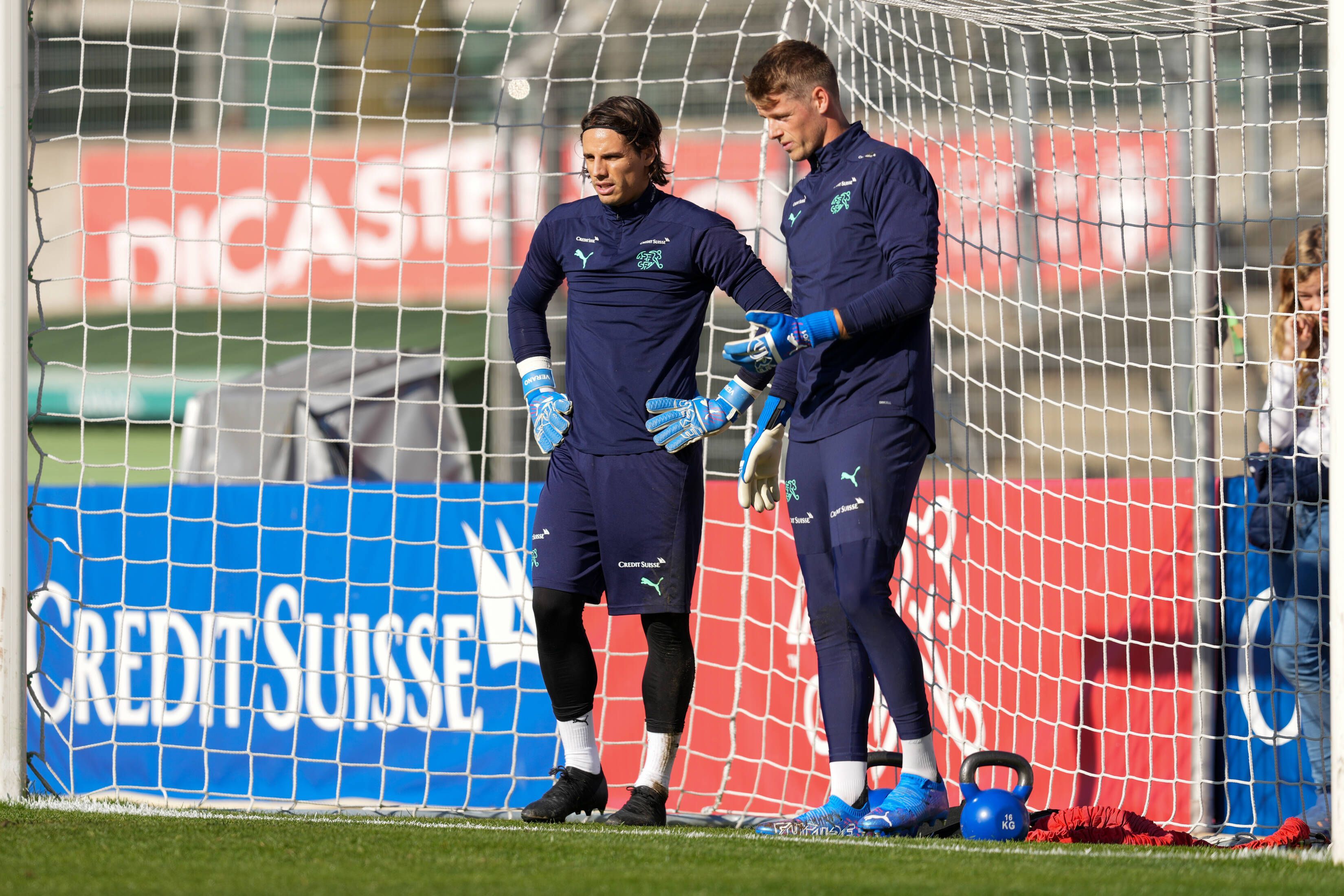Yann Sommer (l.) und Jonas Omlin am 9. November 2021 beim Torwart-Training der Schweizer Nationalmannschaft in Lugano.