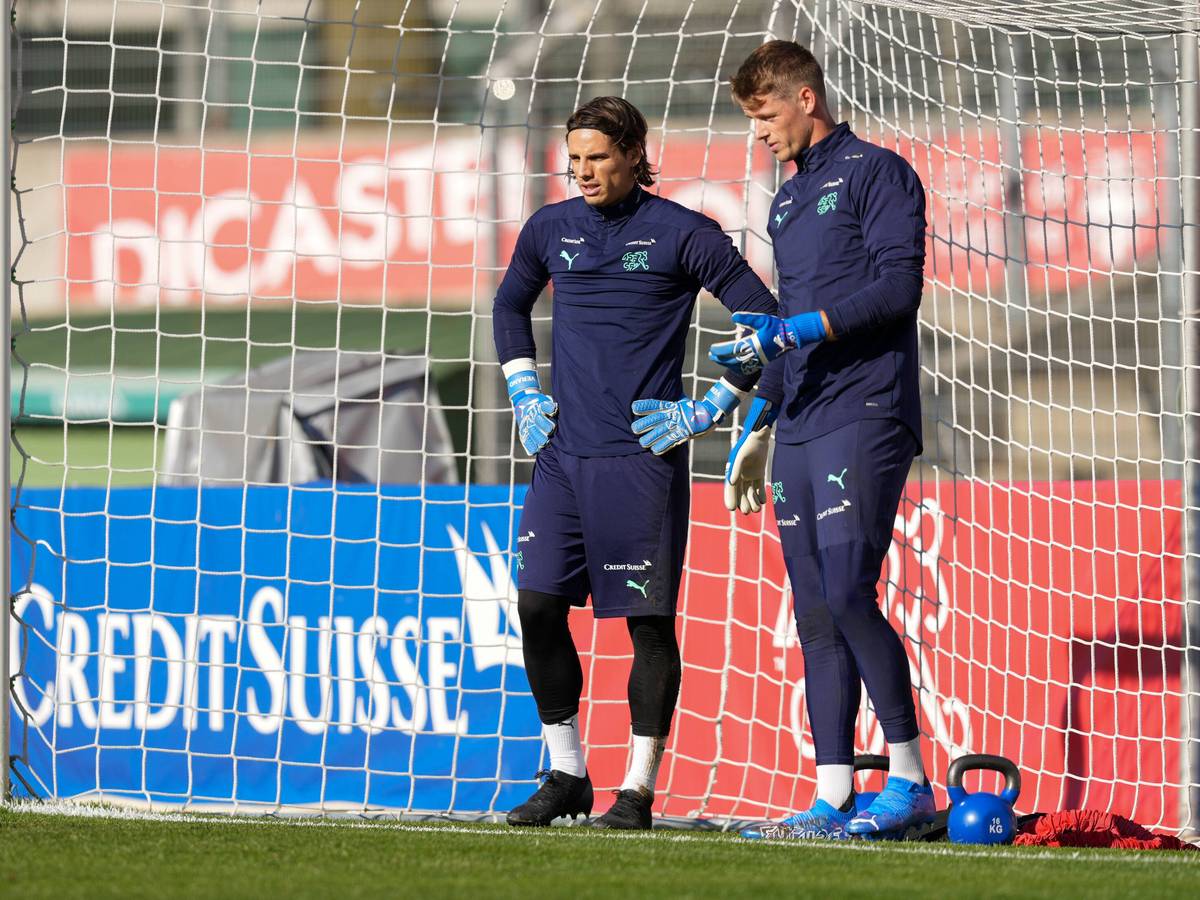 Yann Sommer (l.) und Jonas Omlin am 9. November 2021 beim Torwart-Training der Schweizer Nationalmannschaft in Lugano.