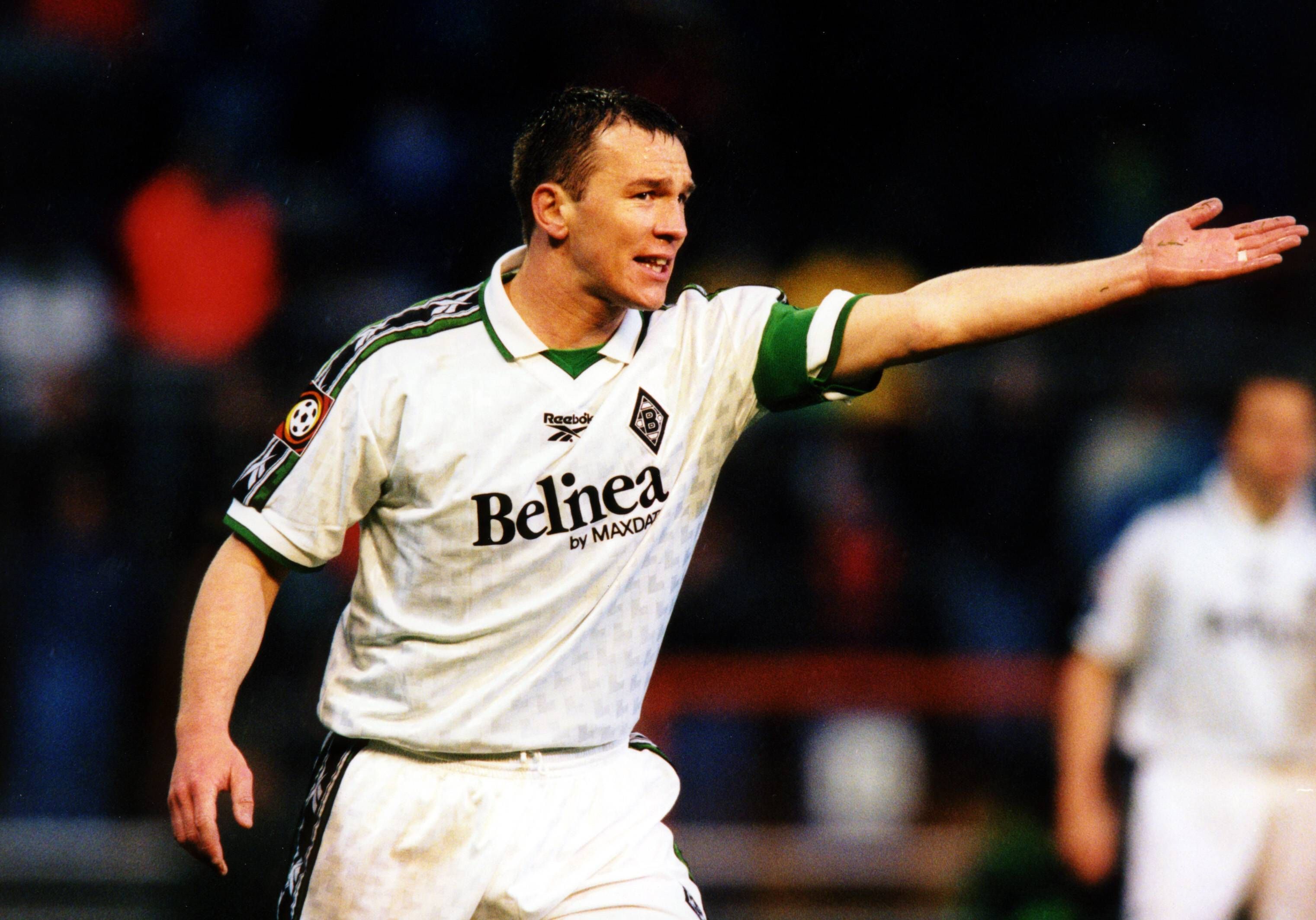 Patrik Andersson streckt seinen linken Arm in einem Bundesliga-Spiel am 14. April 1999 heraus, um seinen Mitspielern bei Borussia Mönchengladbach eine Anweisung zu geben.