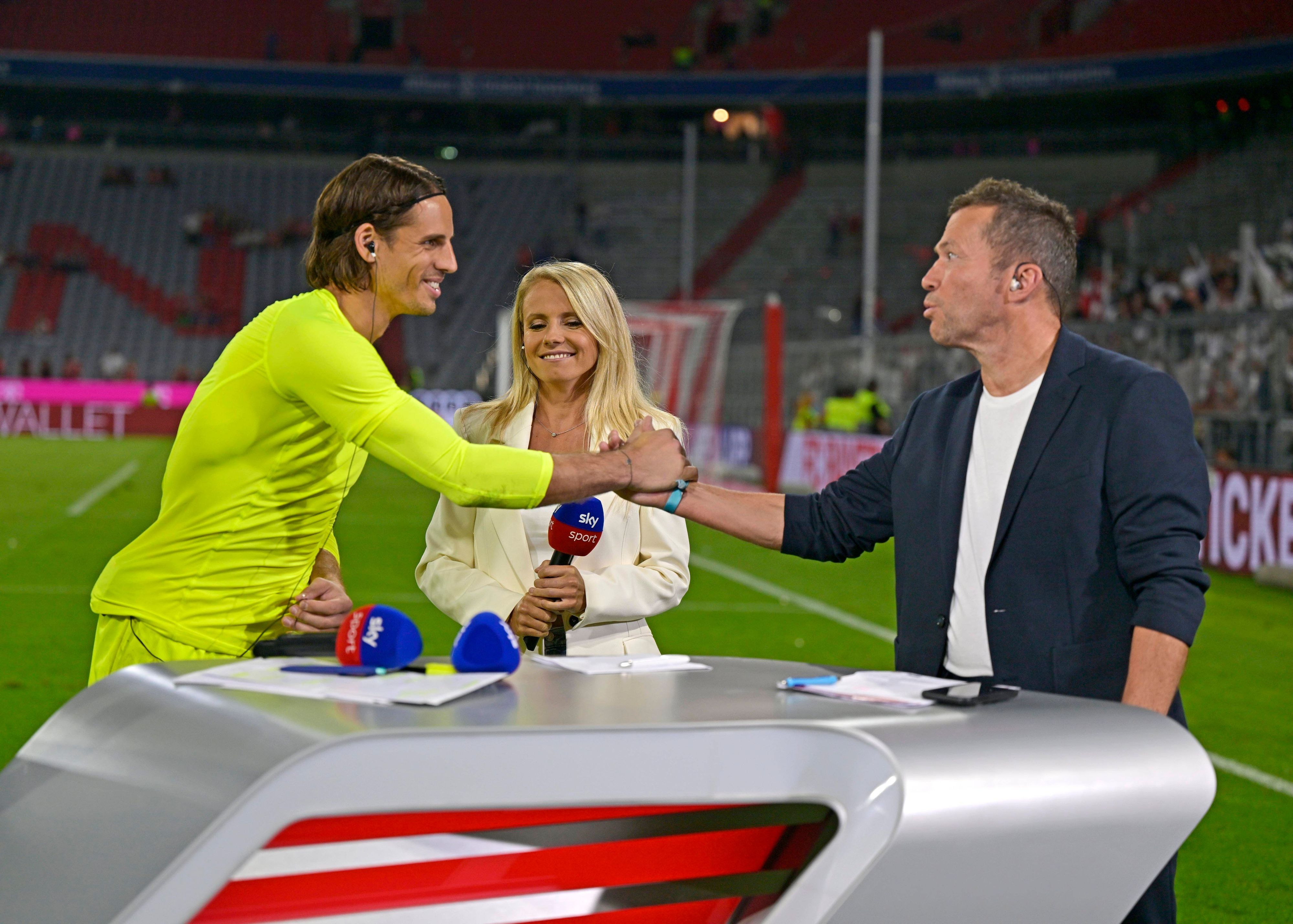 Yann Sommer (l.) gibt Lothar Matthäus (r.) nach dem Spiel von Borussia Mönchengladbach beim FC Bayern München am 27. August 2022 die Hand. Matthäus steht am Tisch von Pay-TV-Sender Sky, für den er gemeinsam mit Julia Simic (M.) als Experte arbeitet.