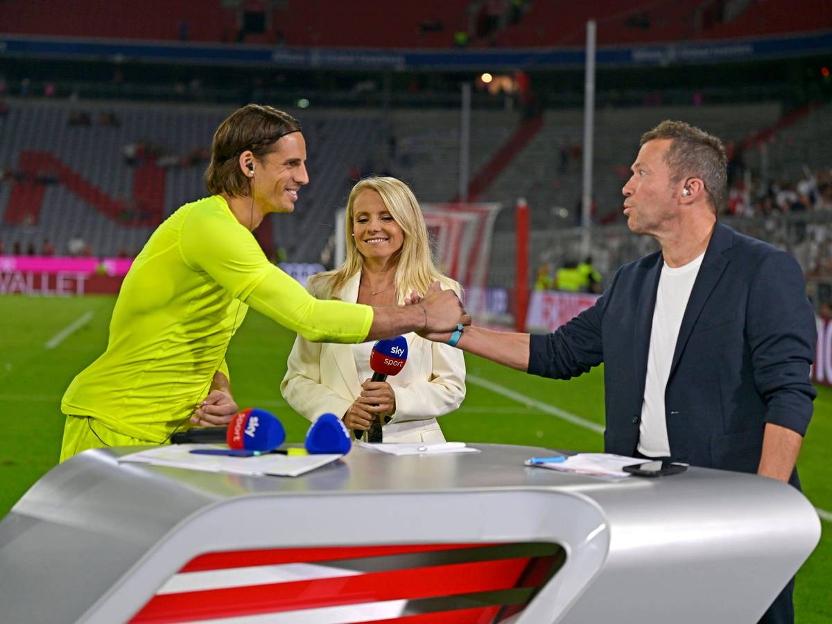 Yann Sommer (l.) gibt Lothar Matthäus (r.) nach dem Spiel von Borussia Mönchengladbach beim FC Bayern München am 27. August 2022 die Hand. Matthäus steht am Tisch von Pay-TV-Sender Sky, für den er gemeinsam mit Julia Simic (M.) als Experte arbeitet.