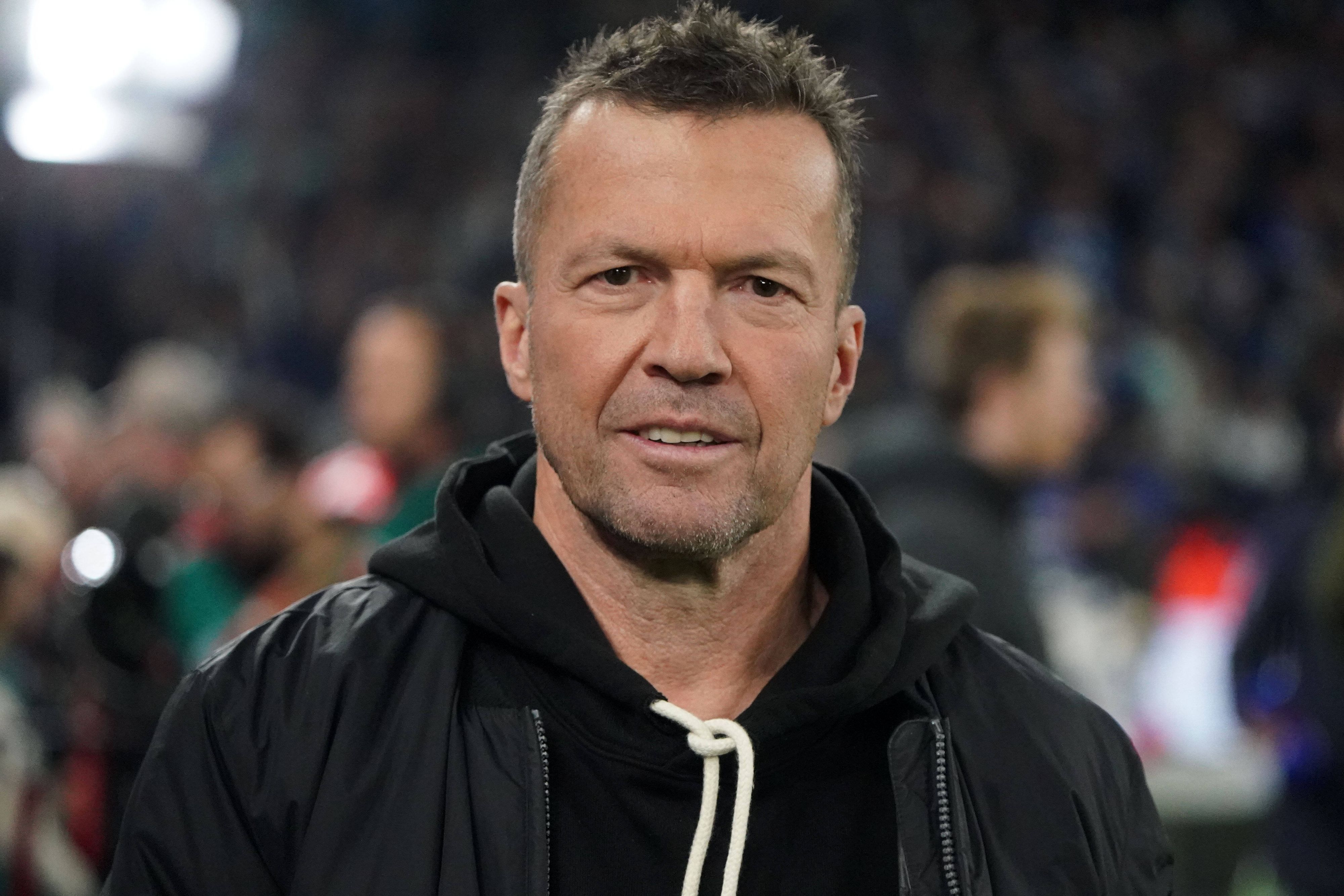 Lothar Matthäus blickt rund um ein Bundesliga-Spiel am 12. November 2022 in der Veltins-Arena auf Schalke in eine TV-Kamera. Matthäus ist als TV-Experte im Einsatz für den Pay-TV-Sender Sky.