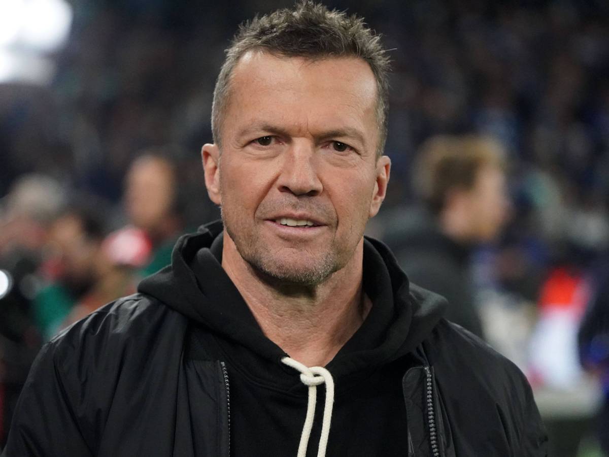 Lothar Matthäus blickt rund um ein Bundesliga-Spiel am 12. November 2022 in der Veltins-Arena auf Schalke in eine TV-Kamera. Matthäus ist als TV-Experte im Einsatz für den Pay-TV-Sender Sky.