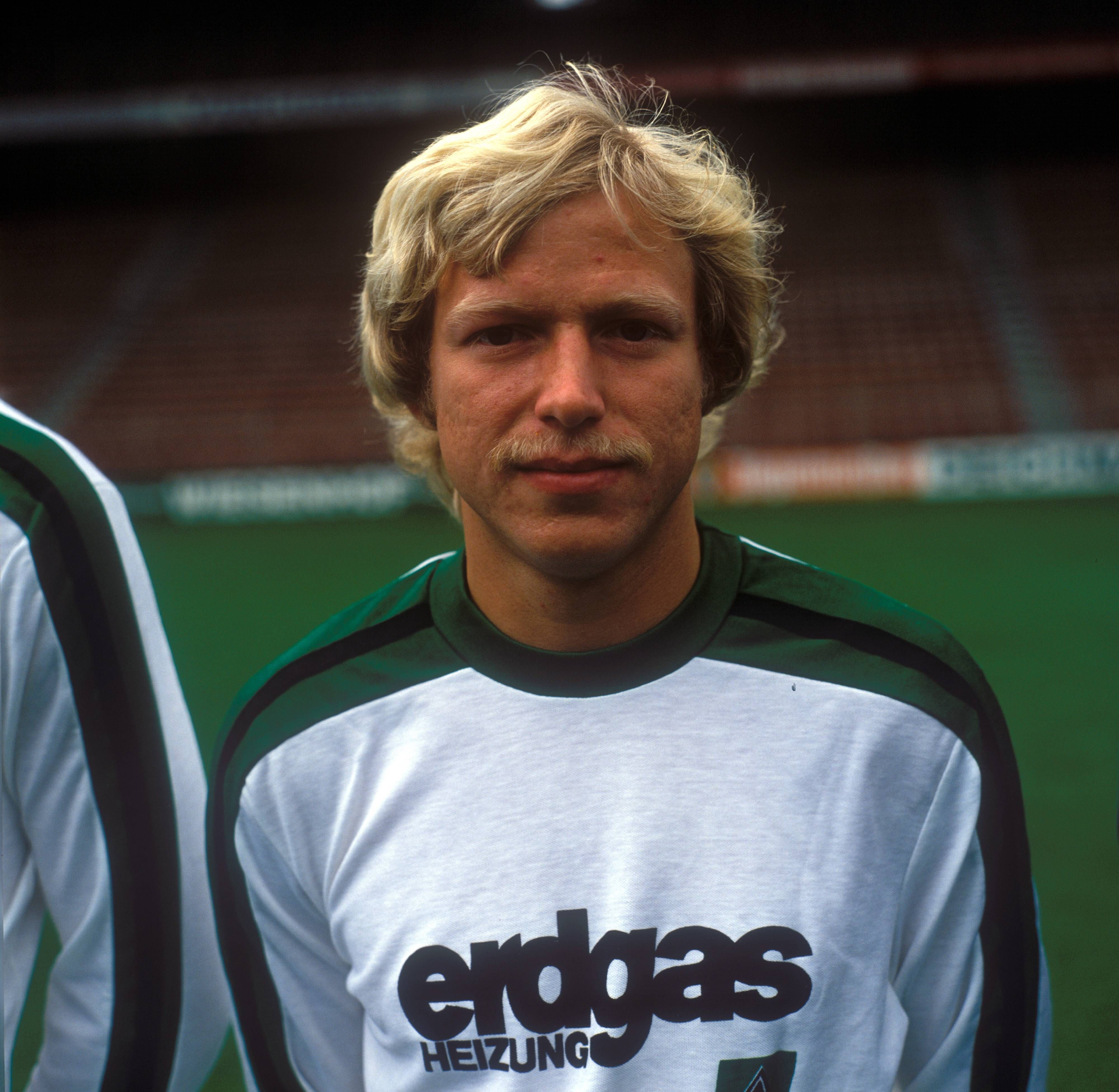 Karl del'Haye steht auf dem Rasen am Bökelberg-Stadion bei der Team-Präsentation von Borussia Mönchengladbach am 3. August 1979.