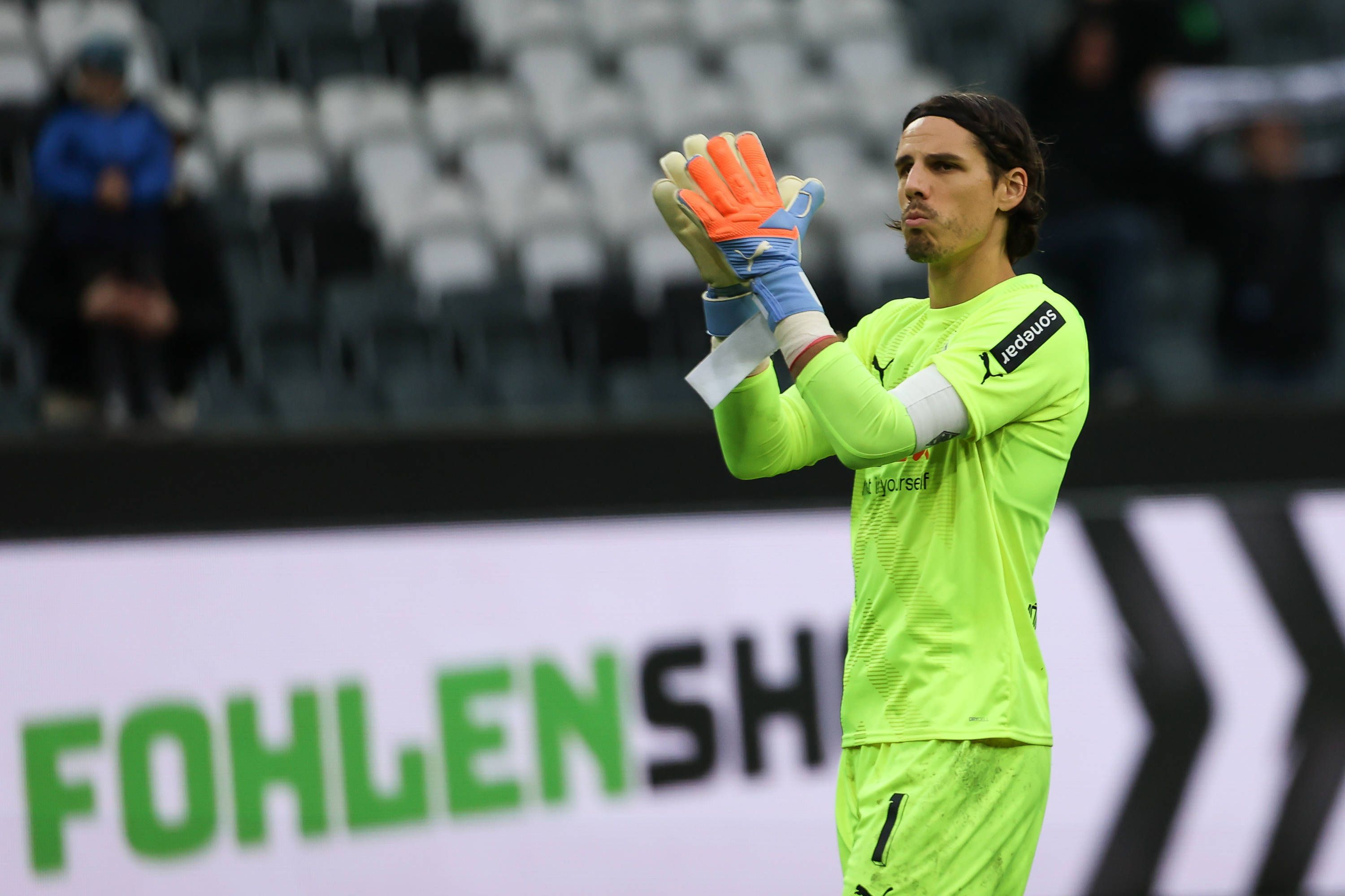 Yann Sommer im Trikot von Borussia Mönchengladbach am 14. Januar 2023 nach dem Testspiel gegen den FC St. Pauli. Sommer applaudiert den Gladbach-Fans in der Nordkurve und trägt ein grellgelbes Trikot von Borussia.