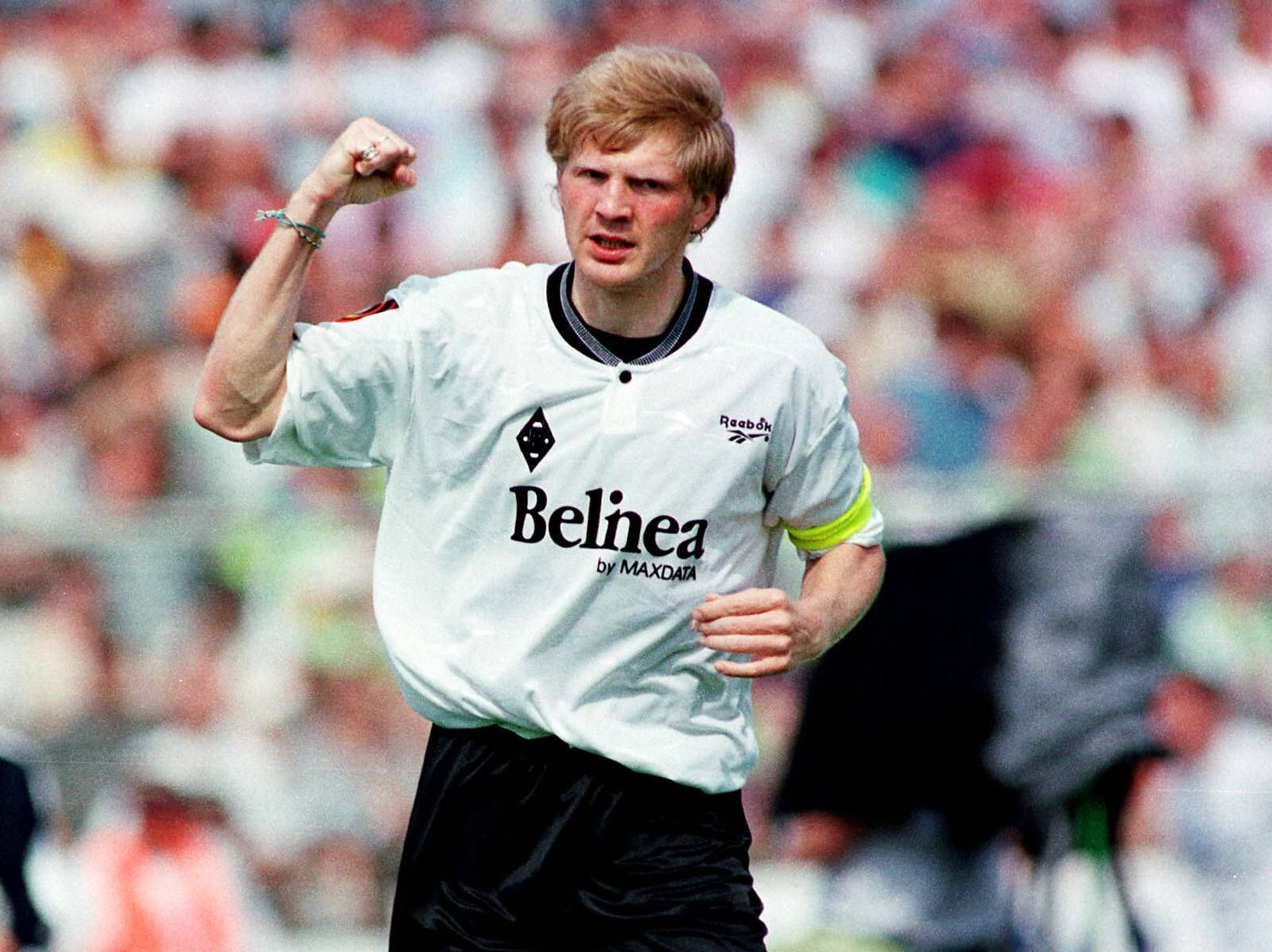 Stefan Effenberg hebt am 9. Mai 1998 im Trikot von Borussia Mönchengladbach den rechten Arm und ballt die Faust vor Freude. Effenberg trägt ein weißes Gladbach-Trikot beim Bundesliga-Spiel in Wolfsburg.