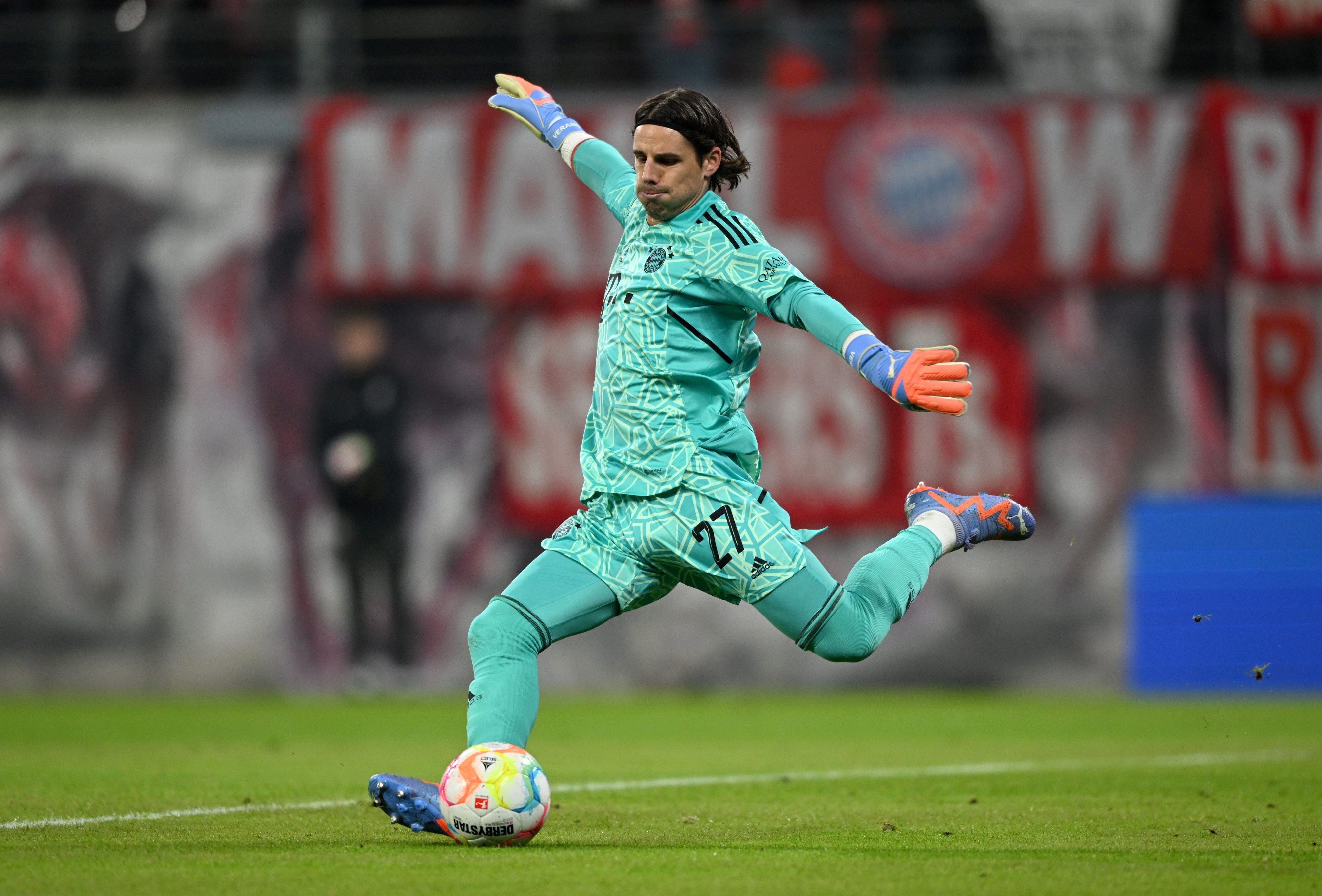 Münchens Torwart Yann Sommer, ehemals bei Borussia Mönchengladbach, spielt am 20. Januar 2023 gegen RB Leipzig den Ball.