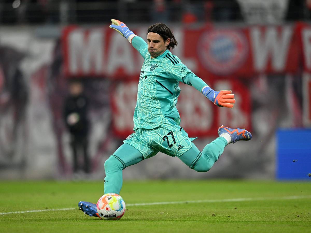 Münchens Torwart Yann Sommer, ehemals bei Borussia Mönchengladbach, spielt am 20. Januar 2023 gegen RB Leipzig den Ball.