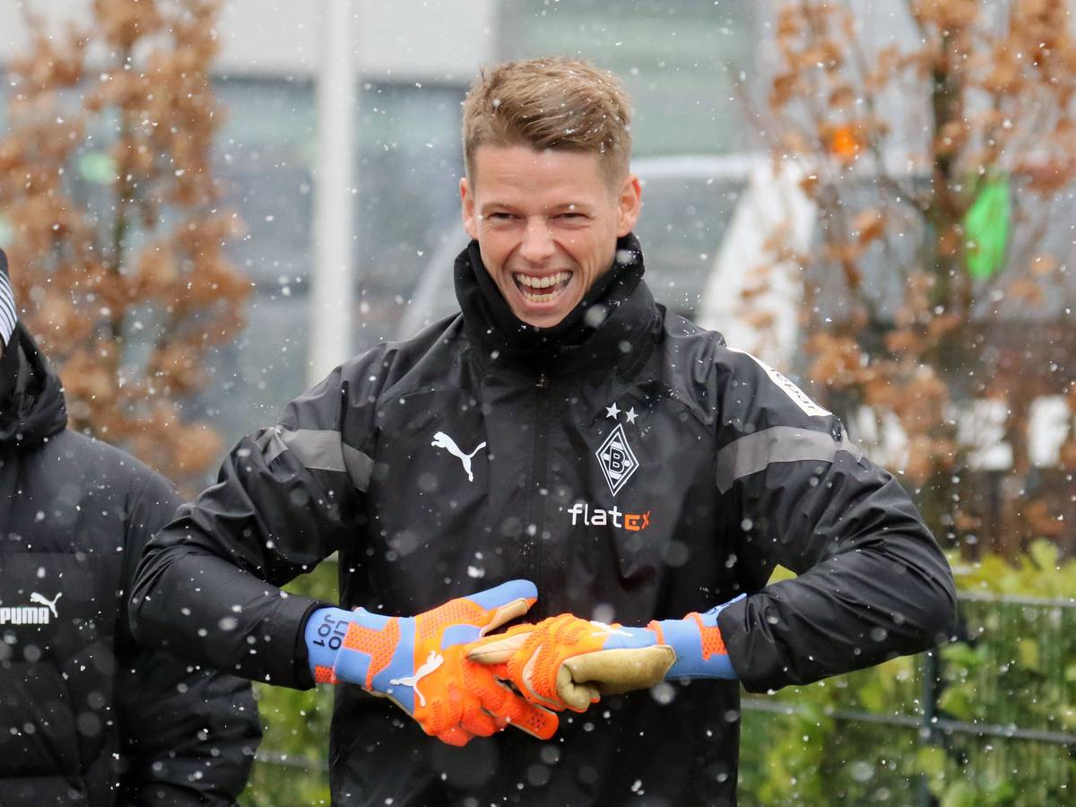 Der neue Gladbach-Keeper Jonas Omlin hat am Freitag (20. Januar 2023) bei Schneefall mit den Teamkollegen im Borussia-Park trainiert. Omlin lacht, im Hintergrund ist Daniel Farke zu sehen.