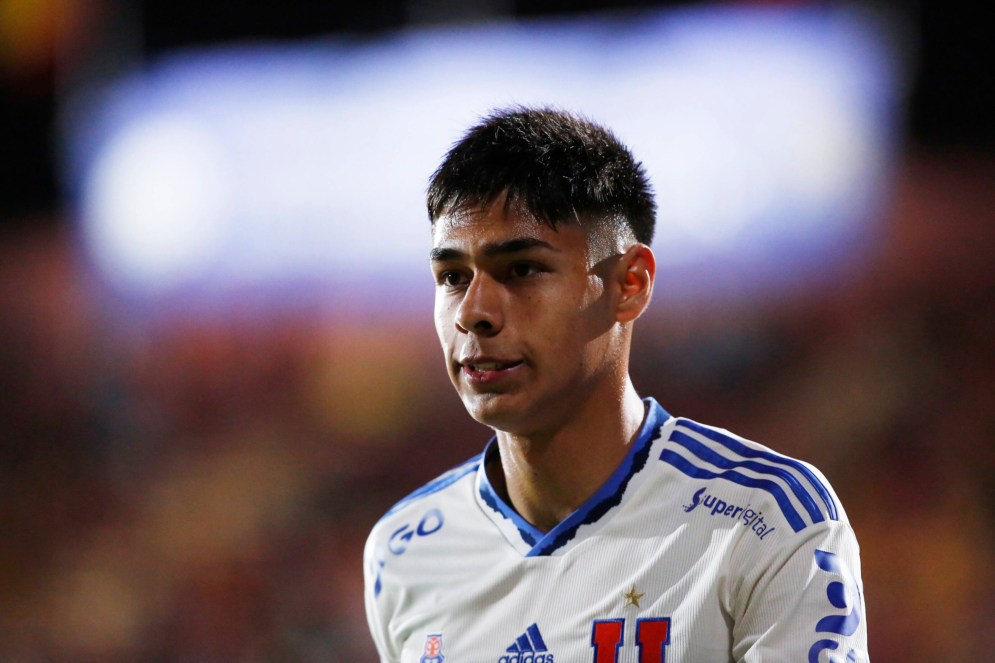Rechtsaußen Dario Osorio spielt für Club Universidad de Chile und soll angeblich bei Borussia Mönchengladbach in den Transferfokus geraten sein. Auf diesem Bild ist der 18-Jährige am 2. November 2022 in Santa Laura zu sehen. Osorio blickt nach vorne, im Hintergrund ist eine Videotafel zu sehen.