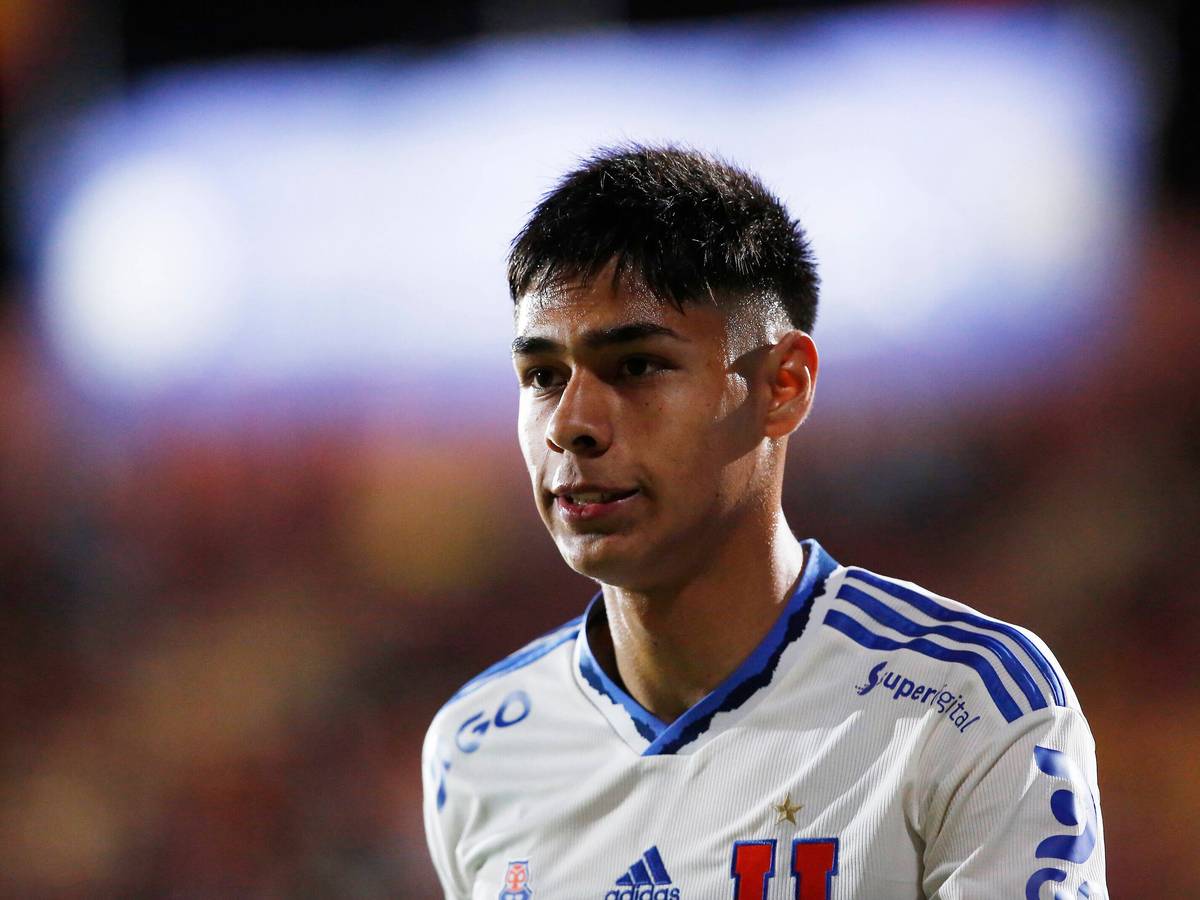Rechtsaußen Dario Osorio spielt für Club Universidad de Chile und soll angeblich bei Borussia Mönchengladbach in den Transferfokus geraten sein. Auf diesem Bild ist der 18-Jährige am 2. November 2022 in Santa Laura zu sehen. Osorio blickt nach vorne, im Hintergrund ist eine Videotafel zu sehen.