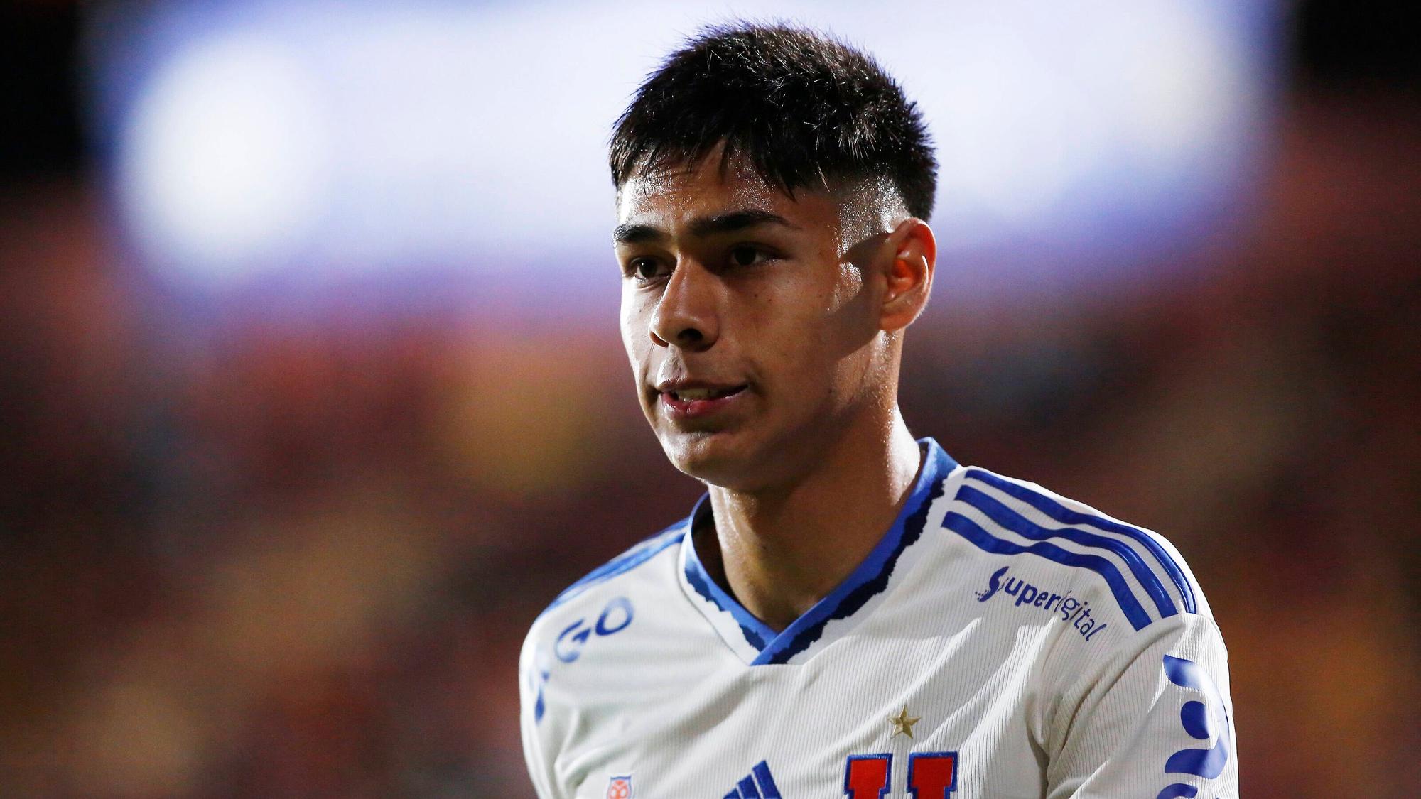 Rechtsaußen Dario Osorio spielt für Club Universidad de Chile und soll angeblich bei Borussia Mönchengladbach in den Transferfokus geraten sein. Auf diesem Bild ist der 18-Jährige am 2. November 2022 in Santa Laura zu sehen. Osorio blickt nach vorne, im Hintergrund ist eine Videotafel zu sehen.