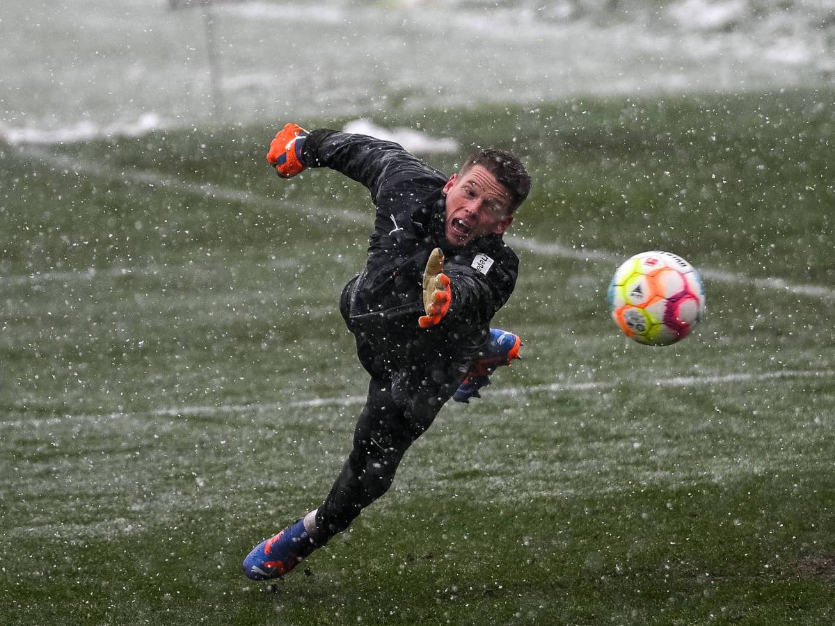 Jonas Omlin, Torhüter von Borussia Mönchengladbach, fliegt am 20. Januar 2023 beim Training im Schneetreiben einem Ball hinterher.