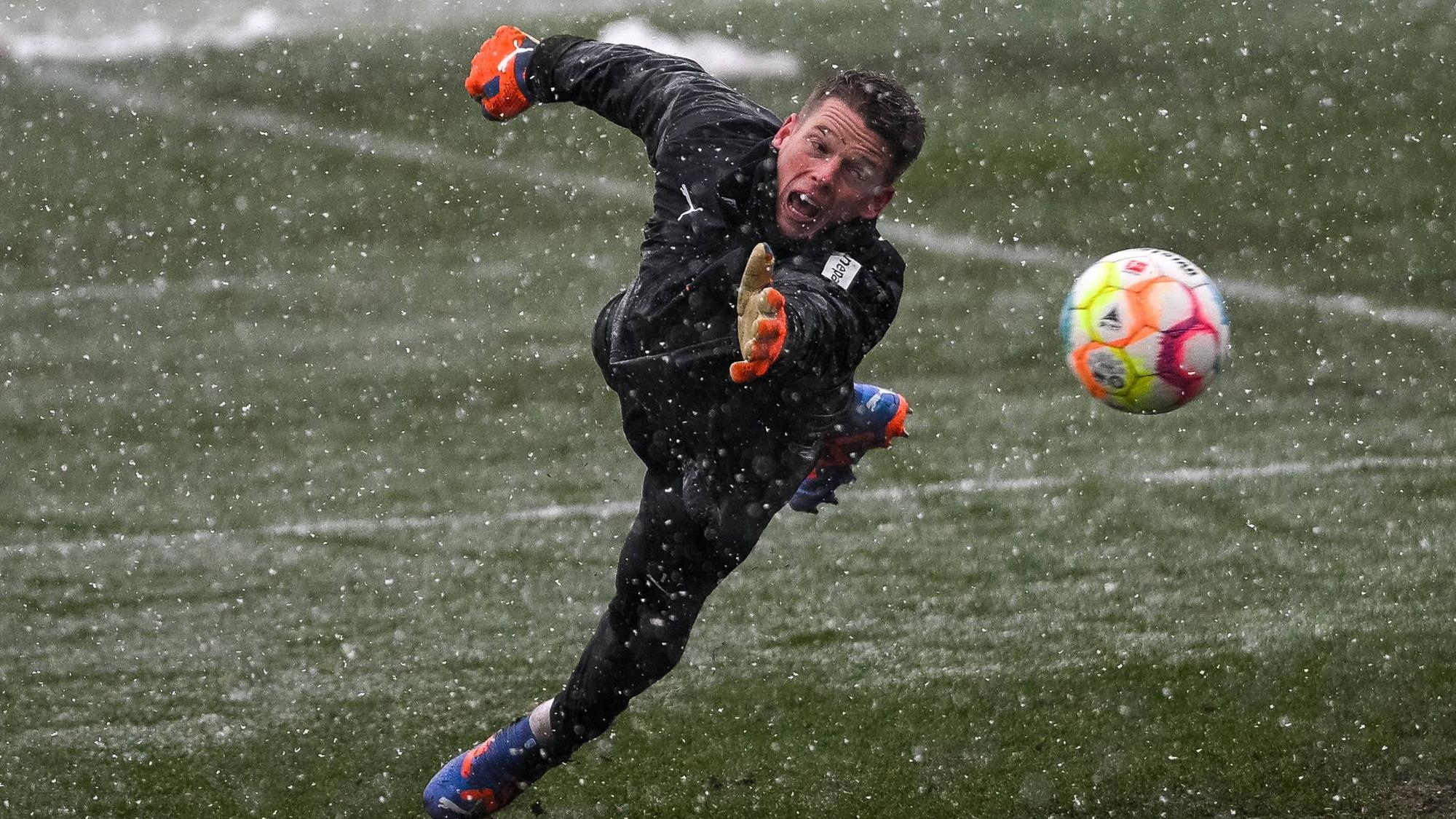 Jonas Omlin, Torhüter von Borussia Mönchengladbach, fliegt am 20. Januar 2023 beim Training im Schneetreiben einem Ball hinterher.