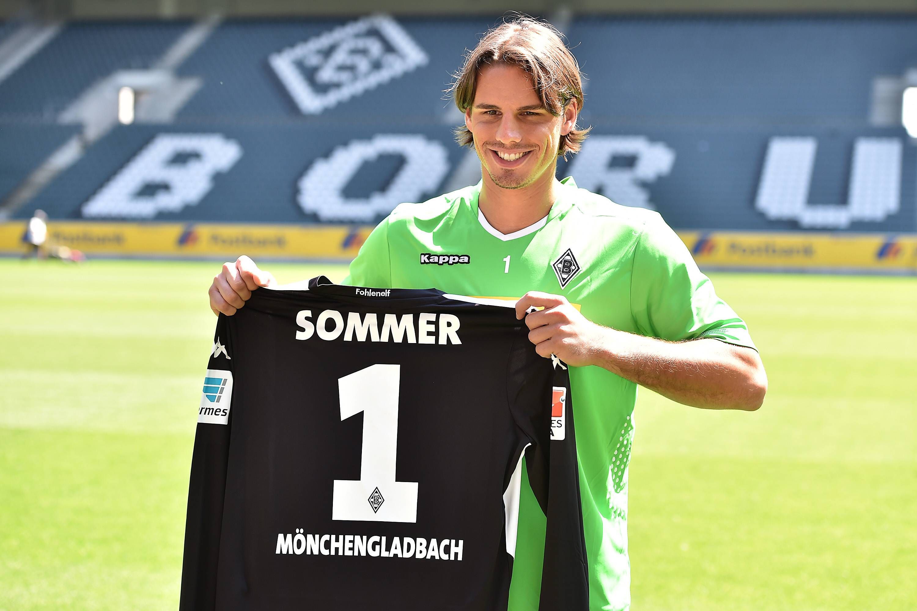 Die Vorstellung von Yann Sommer am 23. Juli 2014 im Borussia-Park. Sommer wechselte zur Saison 2014/15 zu Borussia Mönchengladbach und trägt auf dem Foto ein grünes Trainingsshirt und hält sein schwarzes Torwarttrikot hoch.