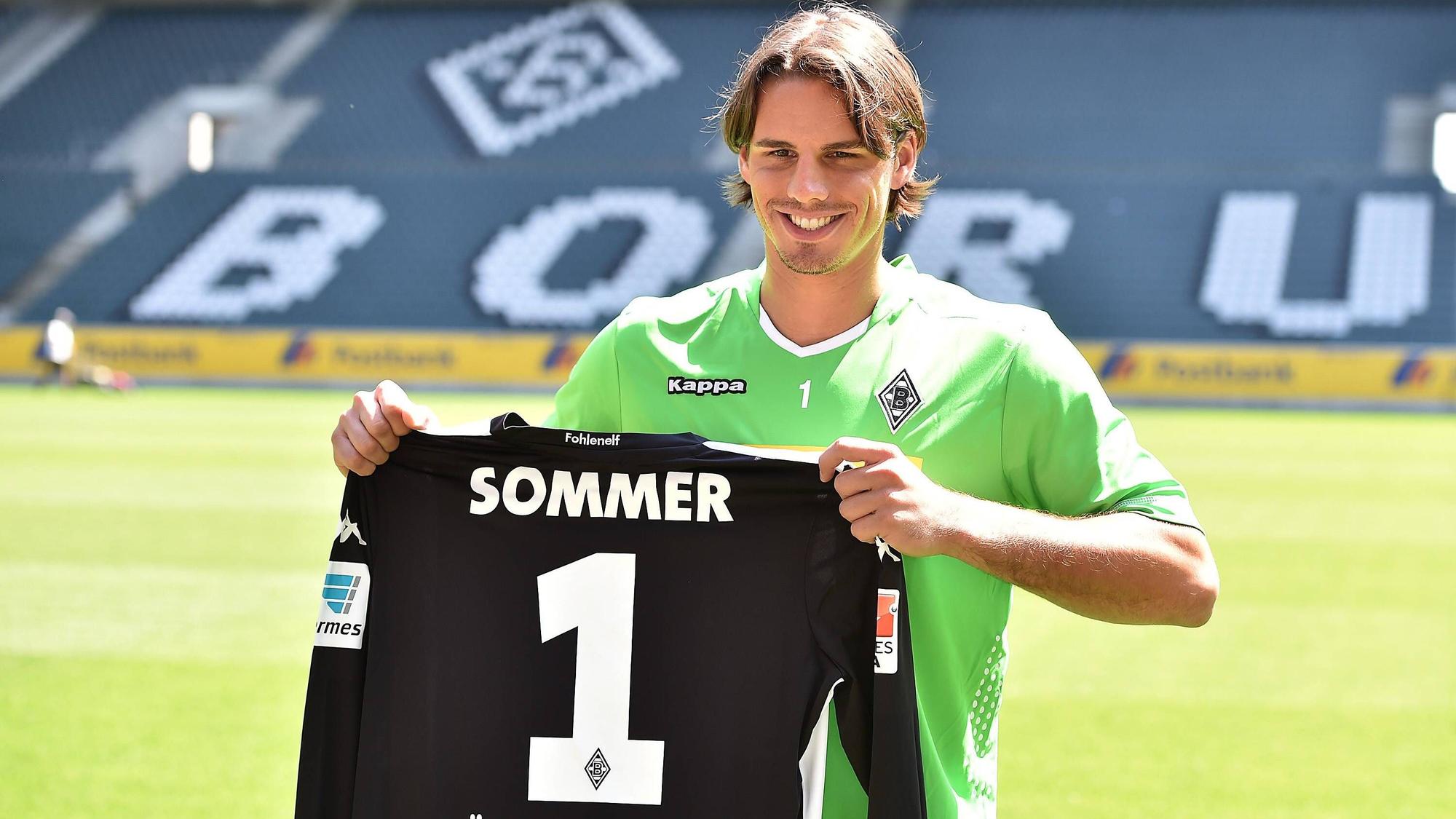 Die Vorstellung von Yann Sommer am 23. Juli 2014 im Borussia-Park. Sommer wechselte zur Saison 2014/15 zu Borussia Mönchengladbach und trägt auf dem Foto ein grünes Trainingsshirt und hält sein schwarzes Torwarttrikot hoch.