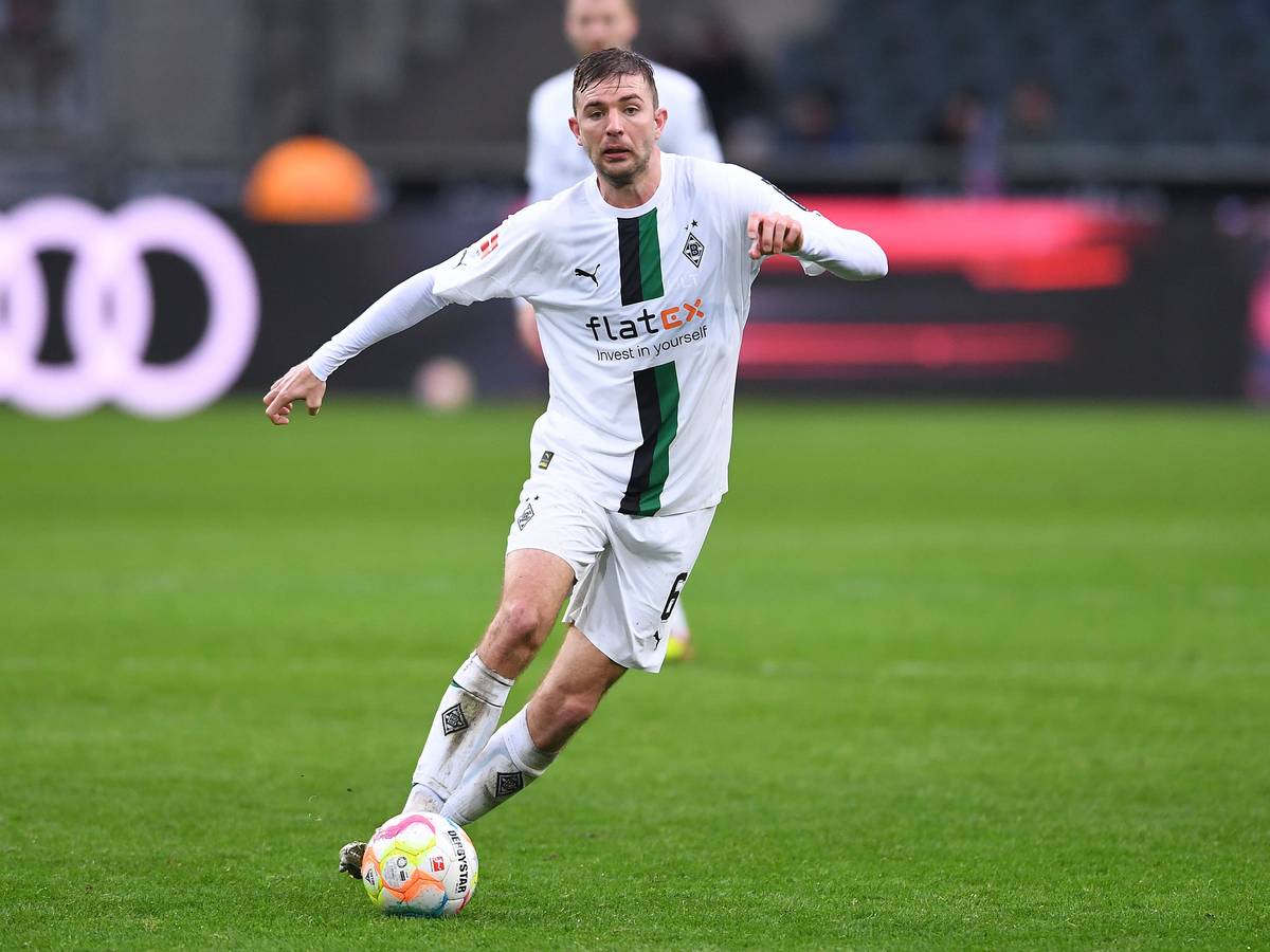 Gladbach-Star und Weltmeister Christoph Kramer. Der Mittelfeldspieler, hier zu sehen am 14. Januar 2023 im Borussia-Park, hat mit GladbachLIVE exklusiv vor dem Bundesliga-Restart gegen Bayer Leverkusen gesprochen. Kramer hat den Ball am rechten Fuß und ist in Aktion.
