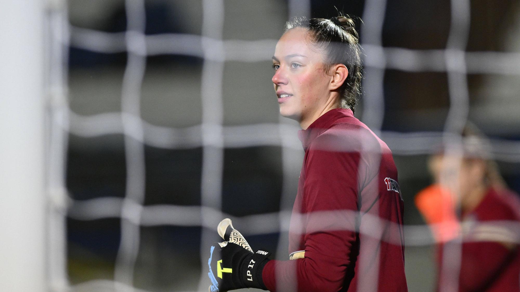Luisa Palmen bereitet sich auf ein Spiel in der Frauen-Champions-League vor. Sie trägt Trainingskleidung der SKN St. Pölten und Torhüter-Handschuhe.