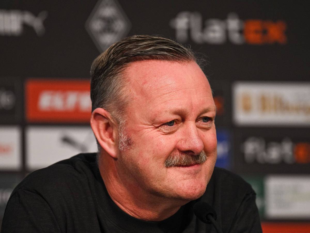Roland Virkus ist Sportdirektor bei Fußball-Bundesligist Borussia Mönchengladbach. Auf diesem Foto ist er am 20. Januar 2023 während einer Pressekonferenz im Borussia-Park zu sehen. Virkus lächelt im Presseraum, er trägt einen dunken Pulli.