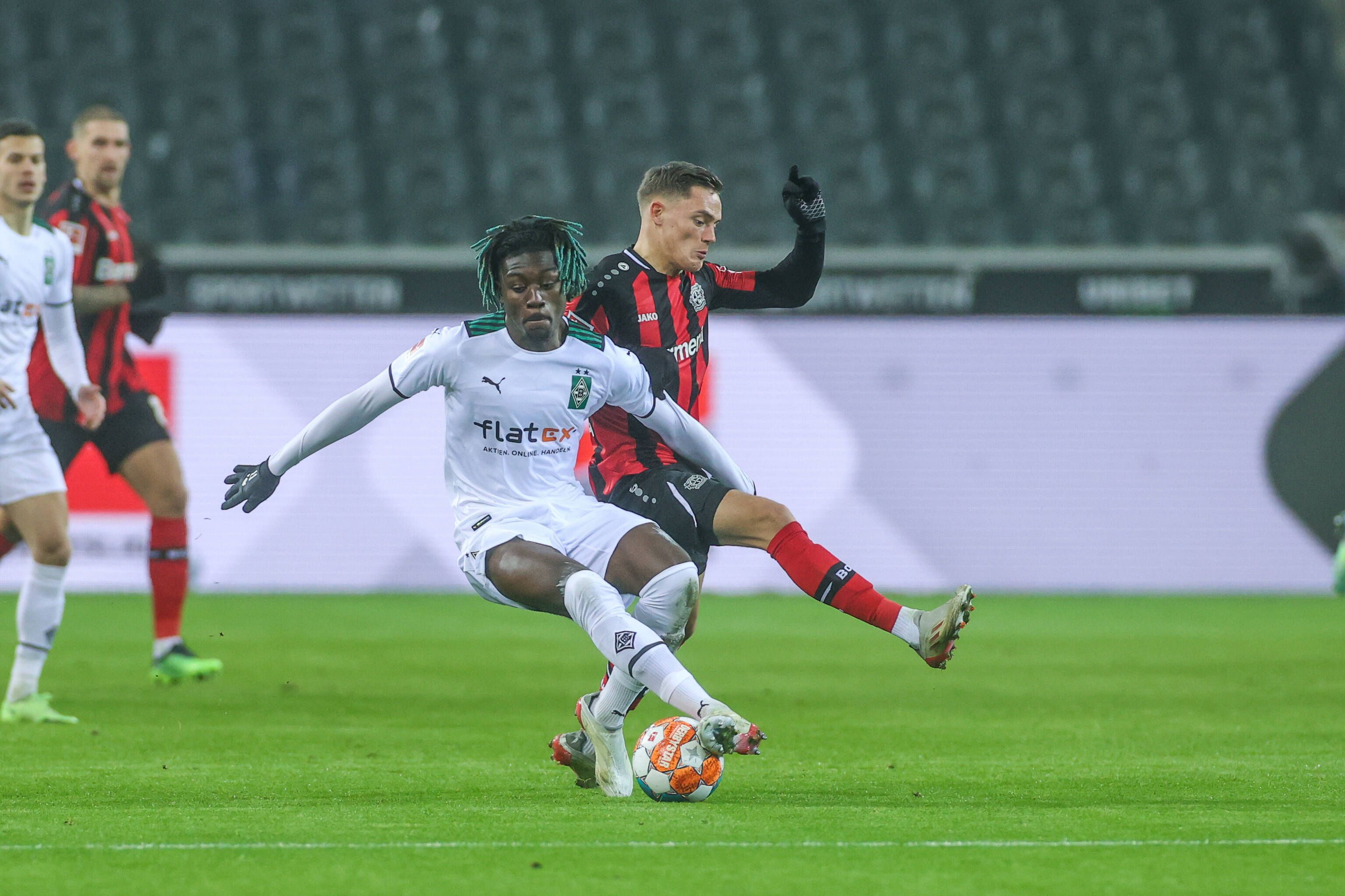 Am Sonntag (22. Januar 2023/17.30 Uhr) trifft Borussia Mönchengladbach in der Bundesliga auf Bayer 04 Leverkusen. Das Foto zeigt Manu Koné (l.) im Duell um den Ball mit Florian Wirtz (r.).