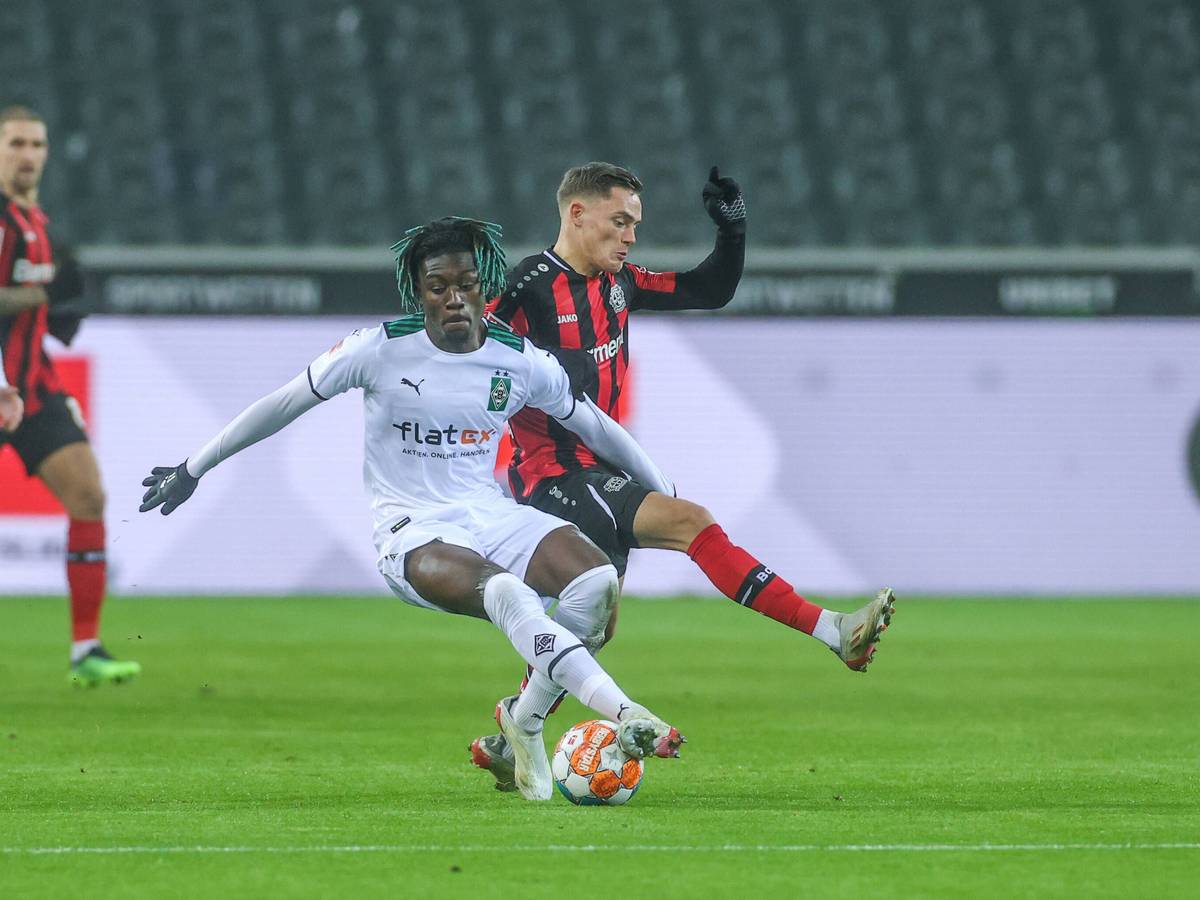 Am Sonntag (22. Januar 2023/17.30 Uhr) trifft Borussia Mönchengladbach in der Bundesliga auf Bayer 04 Leverkusen. Das Foto zeigt Manu Koné (l.) im Duell um den Ball mit Florian Wirtz (r.).