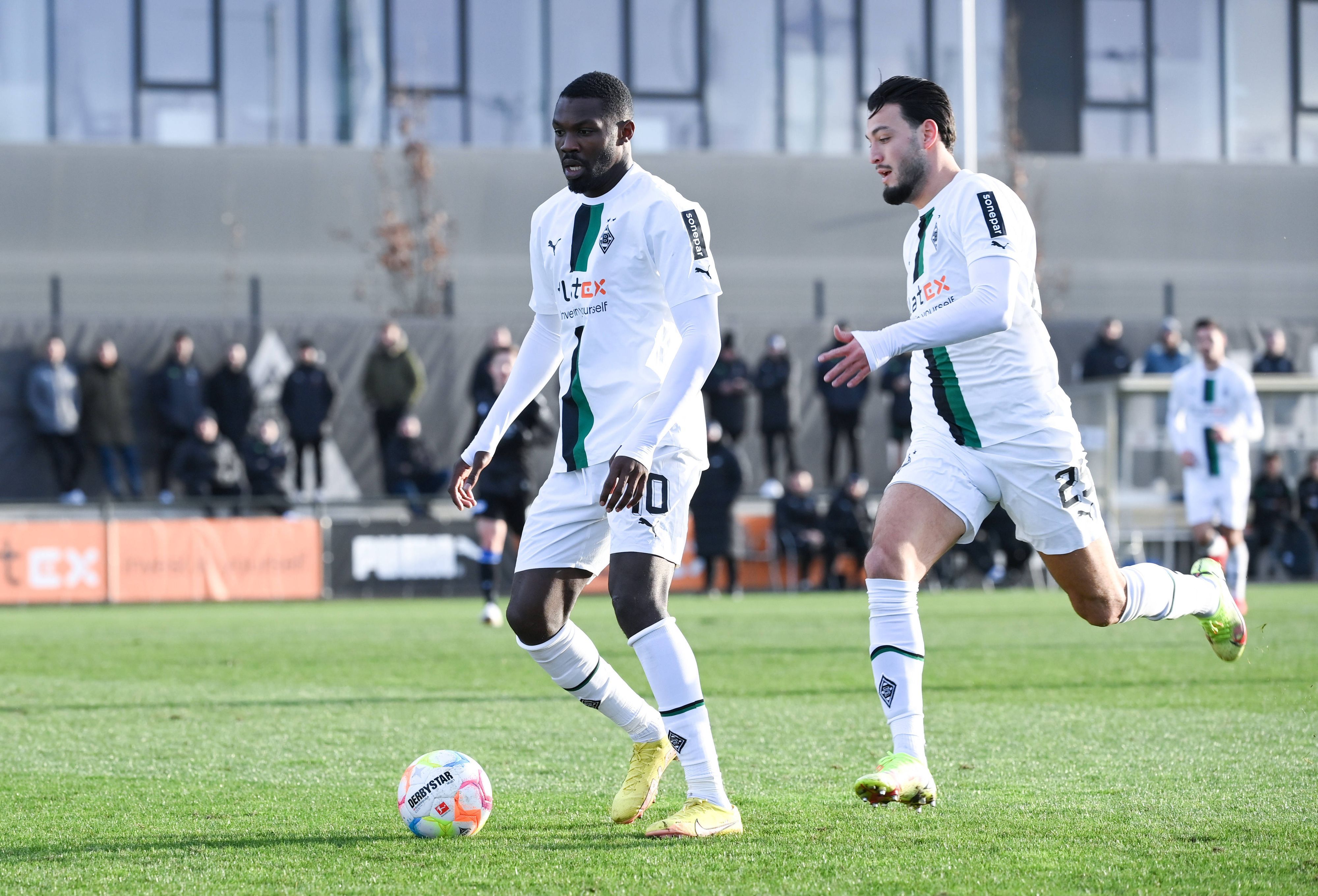 Marcus Thuram und Ramy Bensebaini von Borussia Mönchengladbach, hier beim Testspiel gegen Arminia Bielefeld am 11. Januar 2023.