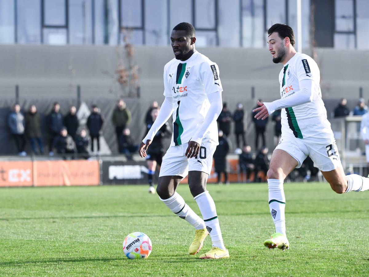 Marcus Thuram und Ramy Bensebaini von Borussia Mönchengladbach, hier beim Testspiel gegen Arminia Bielefeld am 11. Januar 2023.